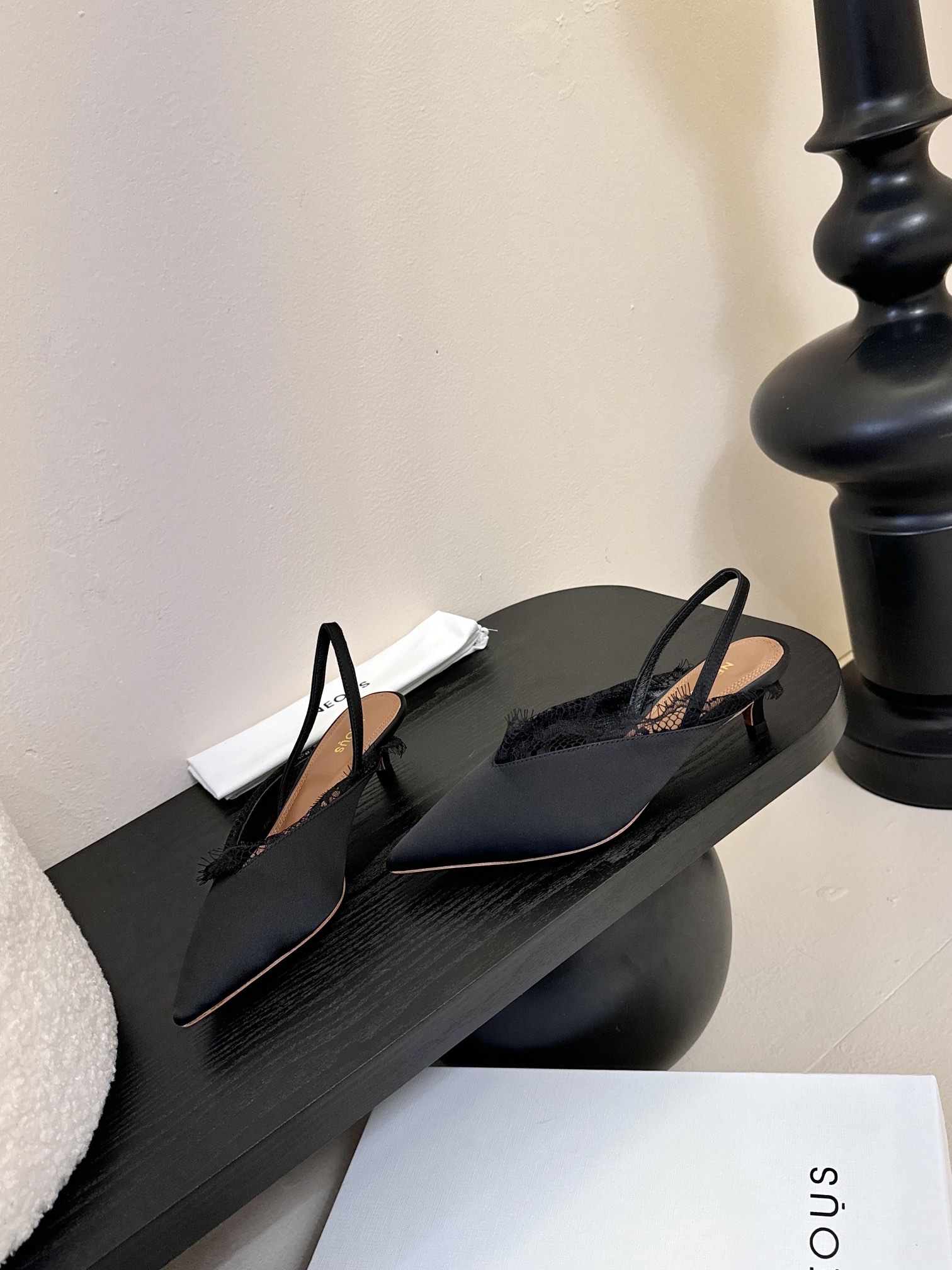 
NEOUS   𝟐𝟓𝐀𝐖新品 

优雅新风尚 | NEOUS蕾丝尖头凉鞋

将优雅与摩登完美交织 尖头