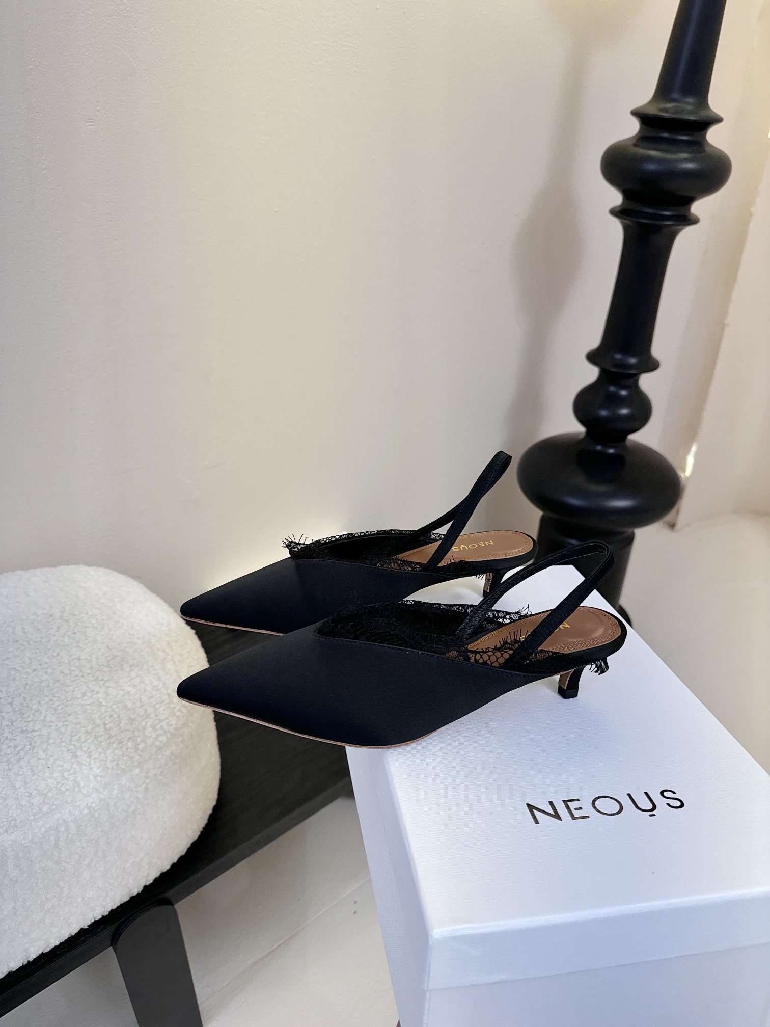 
NEOUS   𝟐𝟓𝐀𝐖新品 

优雅新风尚 | NEOUS蕾丝尖头凉鞋

将优雅与摩登完美交织 尖头
