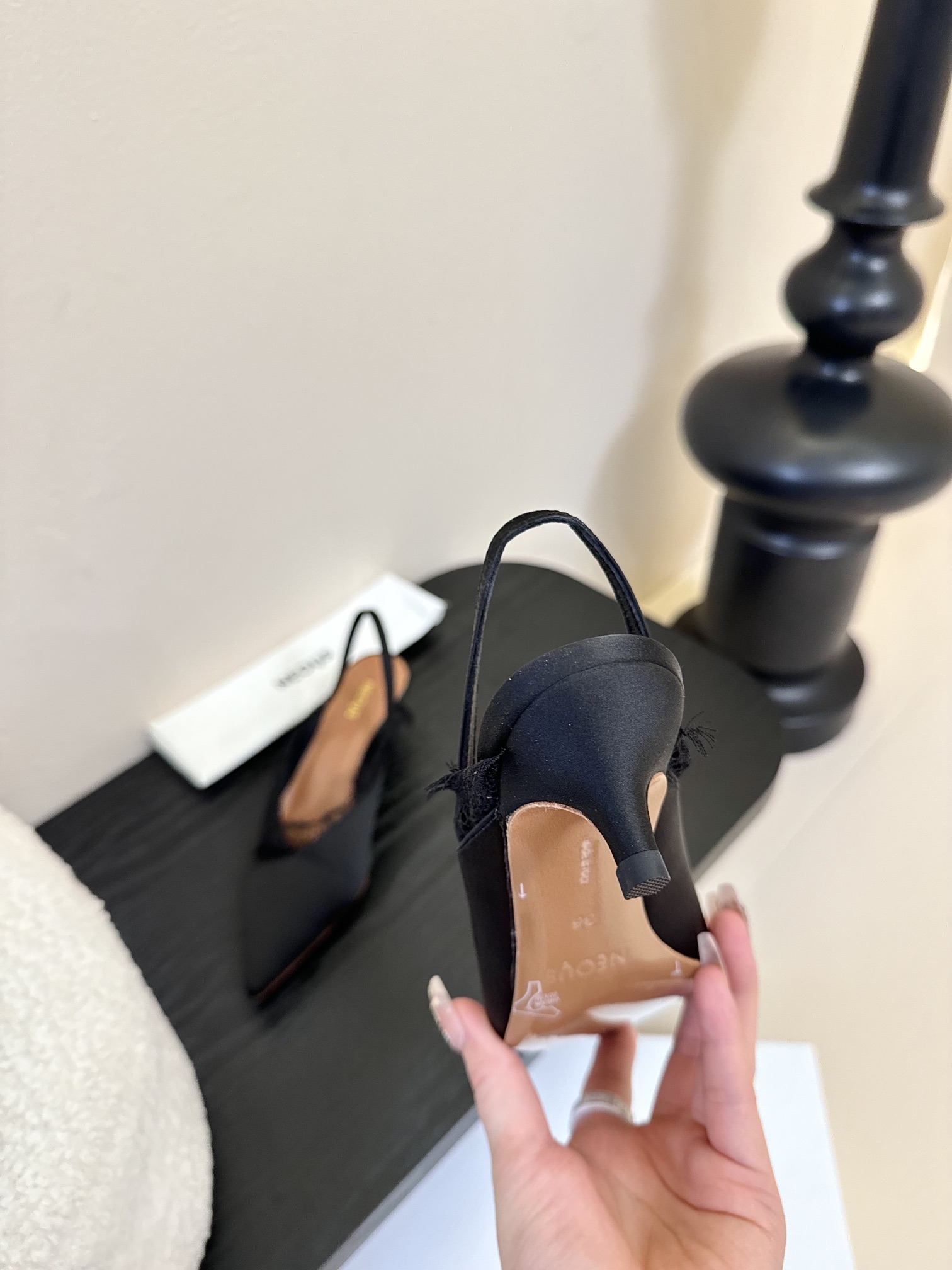 
NEOUS   𝟐𝟓𝐀𝐖新品 

优雅新风尚 | NEOUS蕾丝尖头凉鞋

将优雅与摩登完美交织 尖头