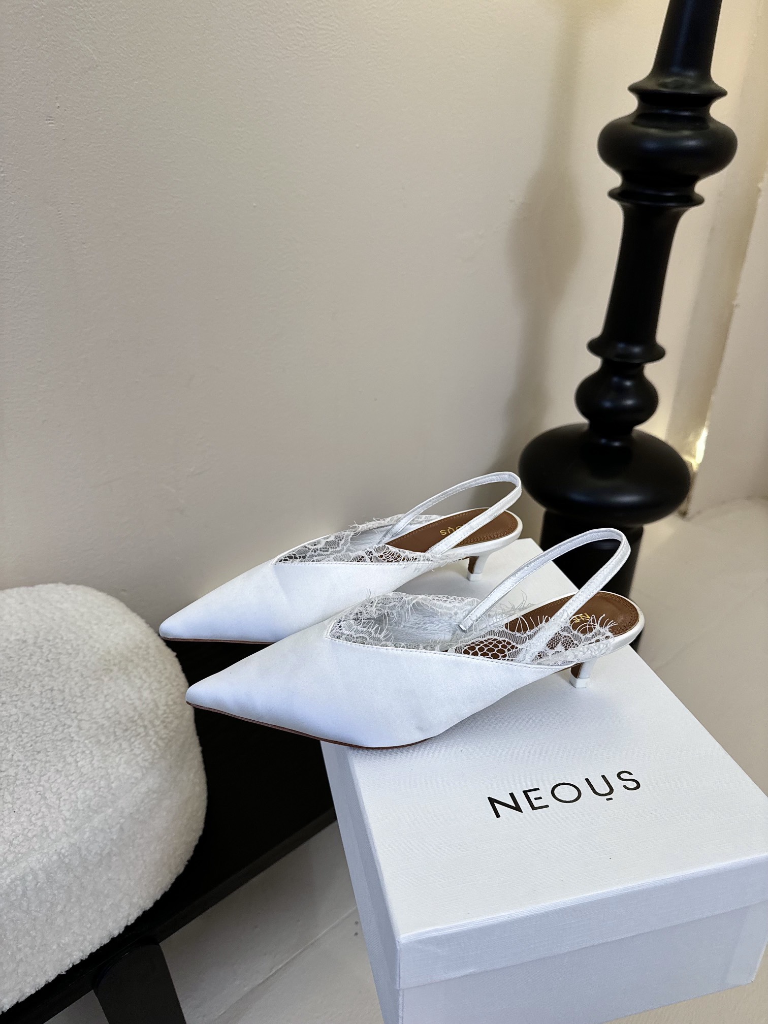 
NEOUS   𝟐𝟓𝐀𝐖新品 

优雅新风尚 | NEOUS蕾丝尖头凉鞋

将优雅与摩登完美交织 尖头