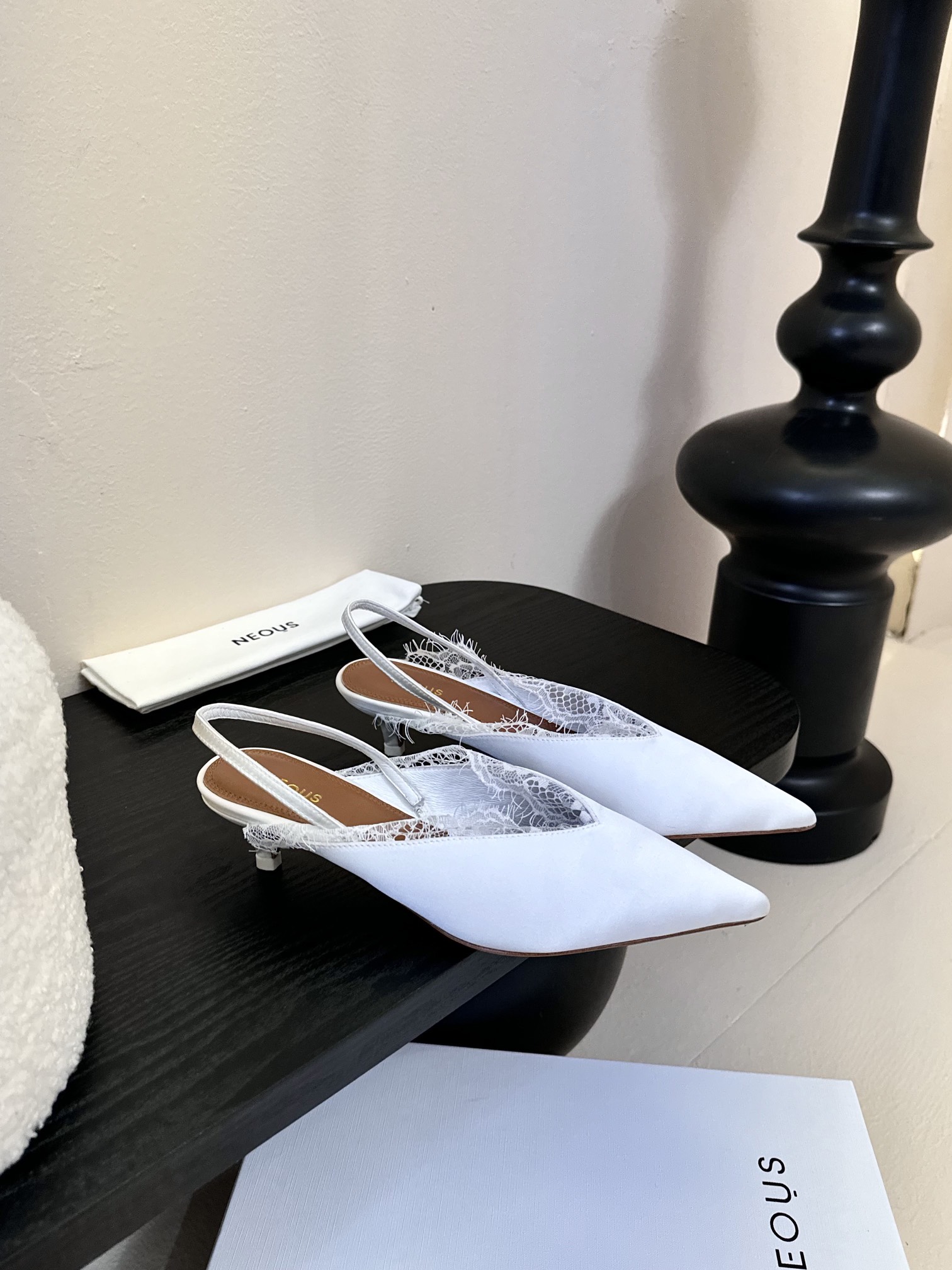 
NEOUS   𝟐𝟓𝐀𝐖新品 

优雅新风尚 | NEOUS蕾丝尖头凉鞋

将优雅与摩登完美交织 尖头