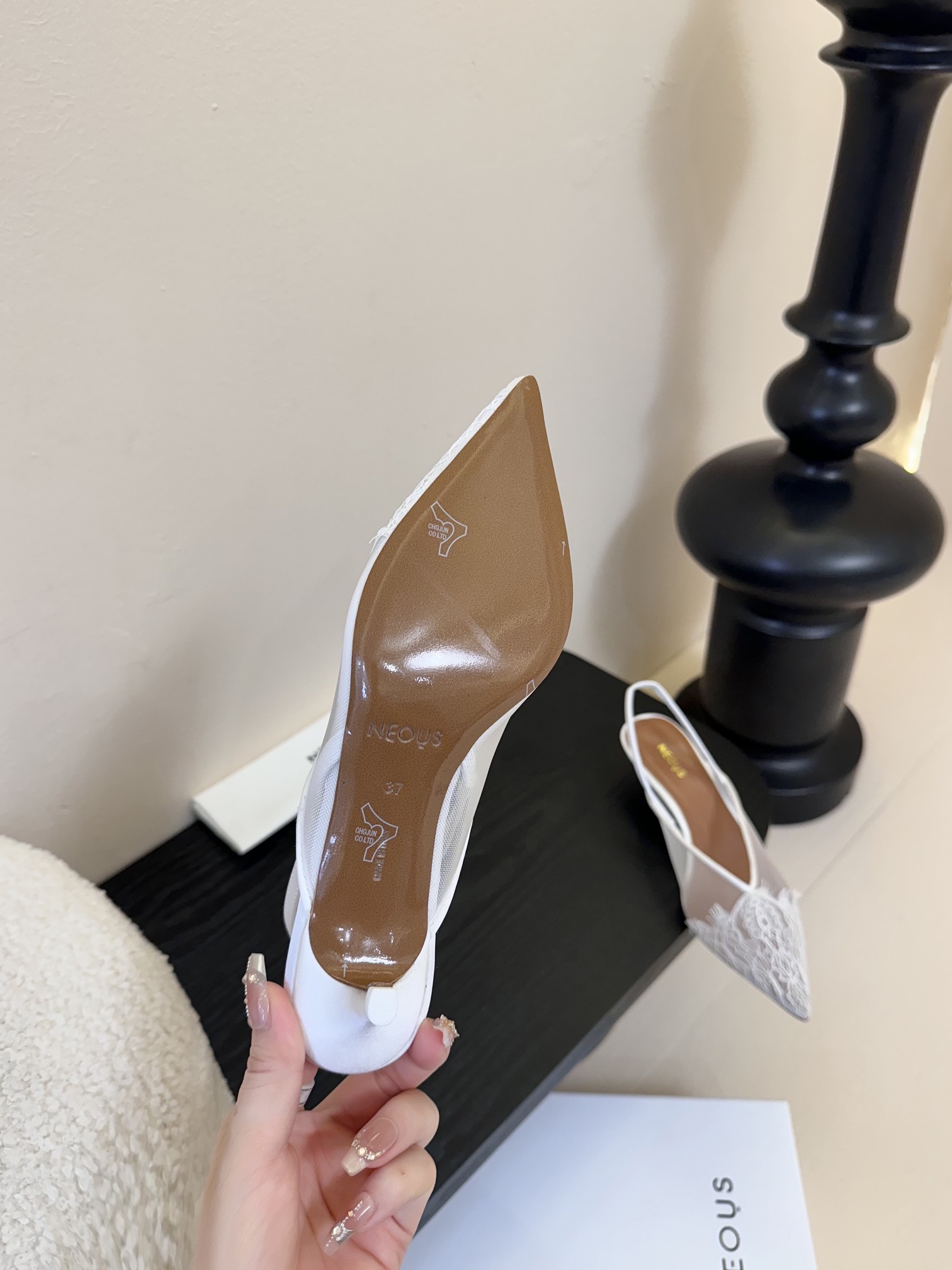 
NEOUS   𝟐𝟓𝐀𝐖新品 

优雅新风尚 | NEOUS蕾丝尖头凉鞋

将优雅与摩登完美交织 尖头