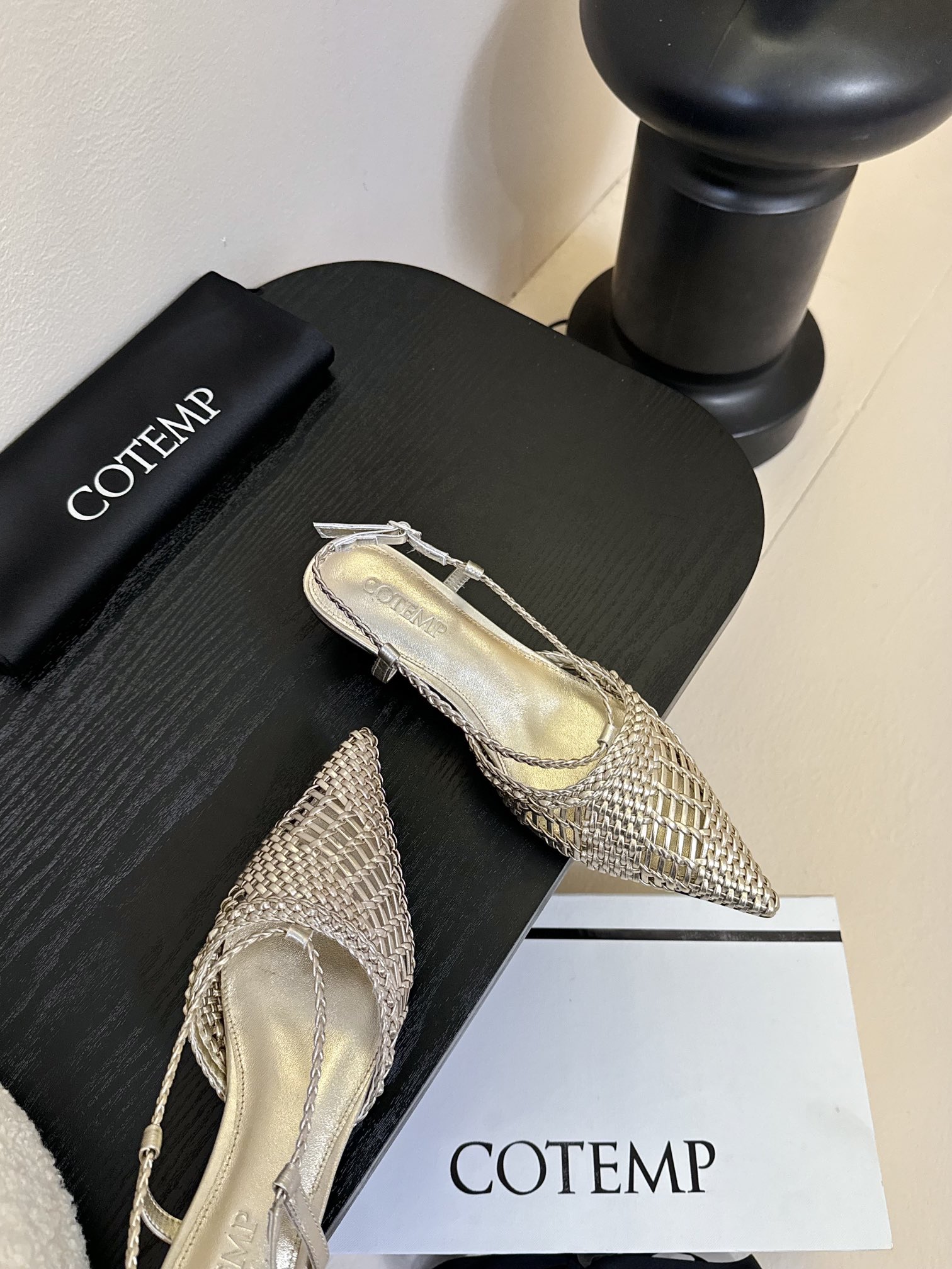 
Cotem* 𝟐𝟓𝐀𝐖新品

以精巧编织工艺塑造独特鞋面 尖头设计增添锐利摩登感 编织绑带环绕脚踝 勾