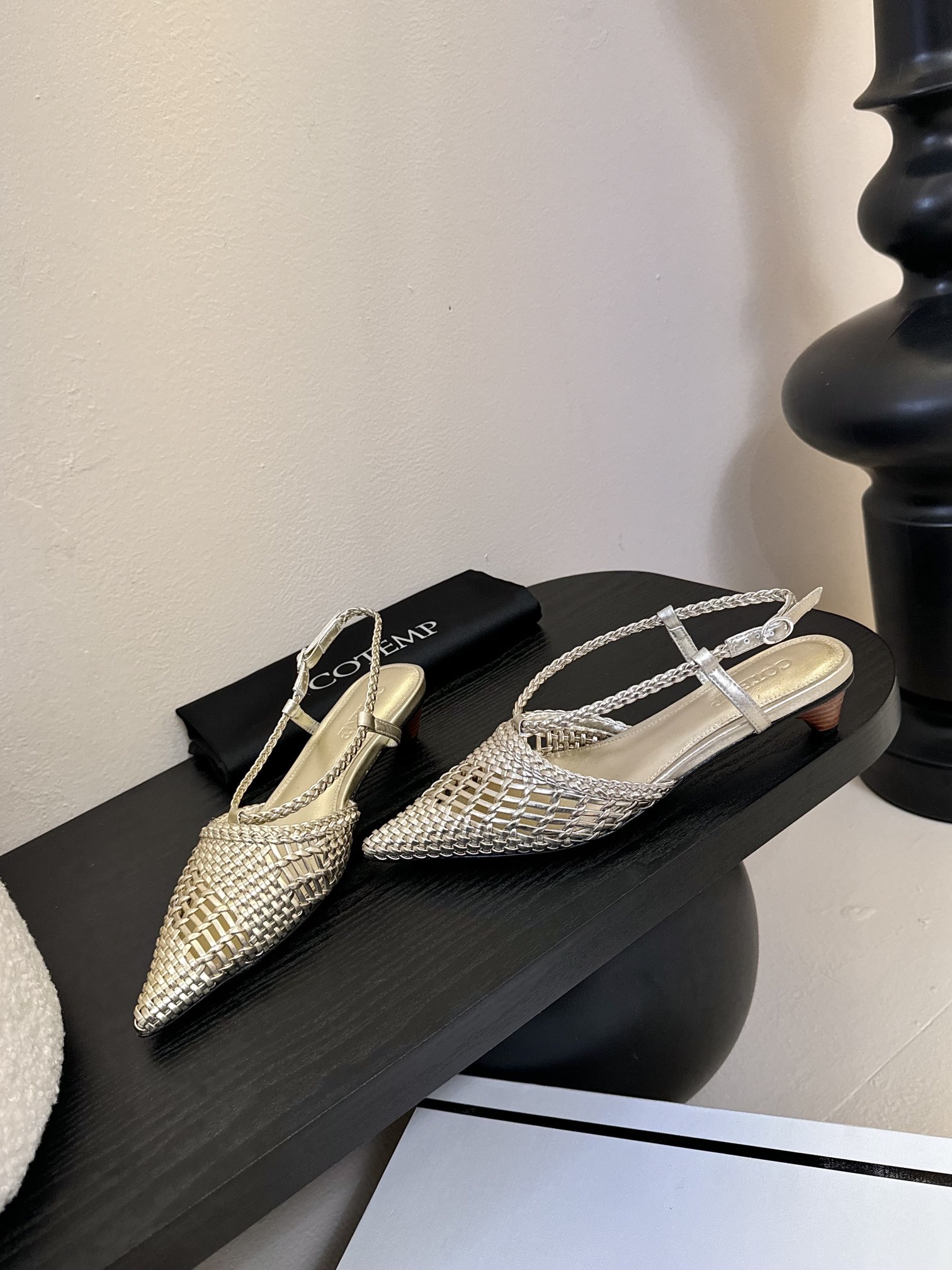 
Cotem* 𝟐𝟓𝐀𝐖新品

以精巧编织工艺塑造独特鞋面 尖头设计增添锐利摩登感 编织绑带环绕脚踝 勾