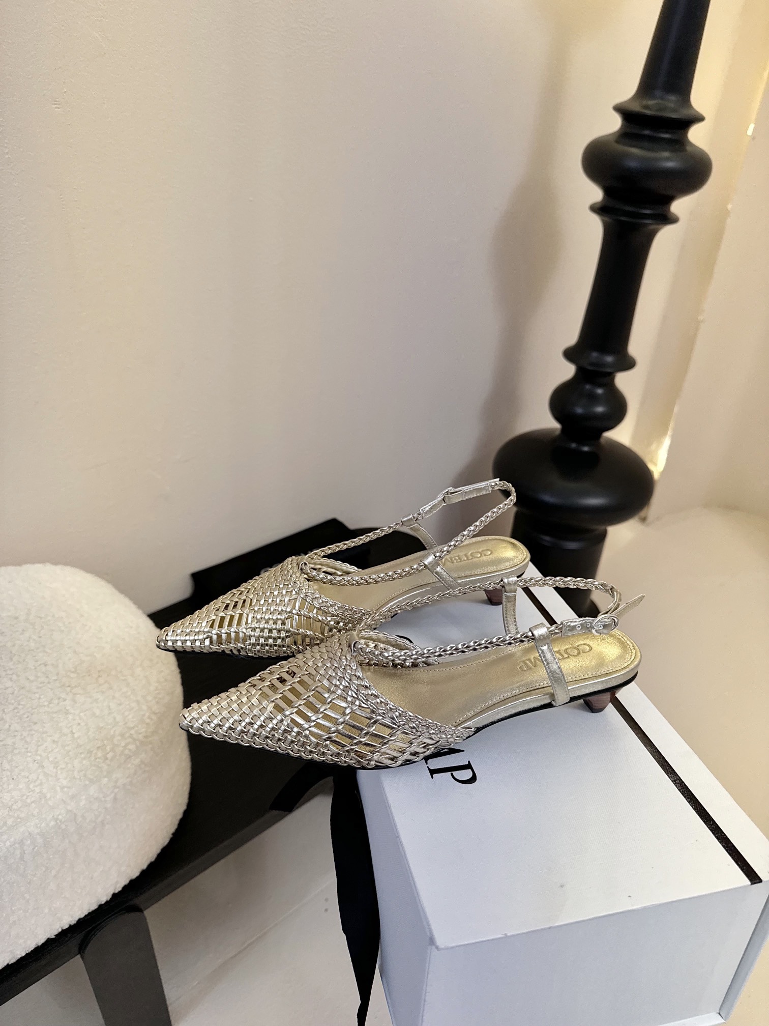 
Cotem* 𝟐𝟓𝐀𝐖新品

以精巧编织工艺塑造独特鞋面 尖头设计增添锐利摩登感 编织绑带环绕脚踝 勾