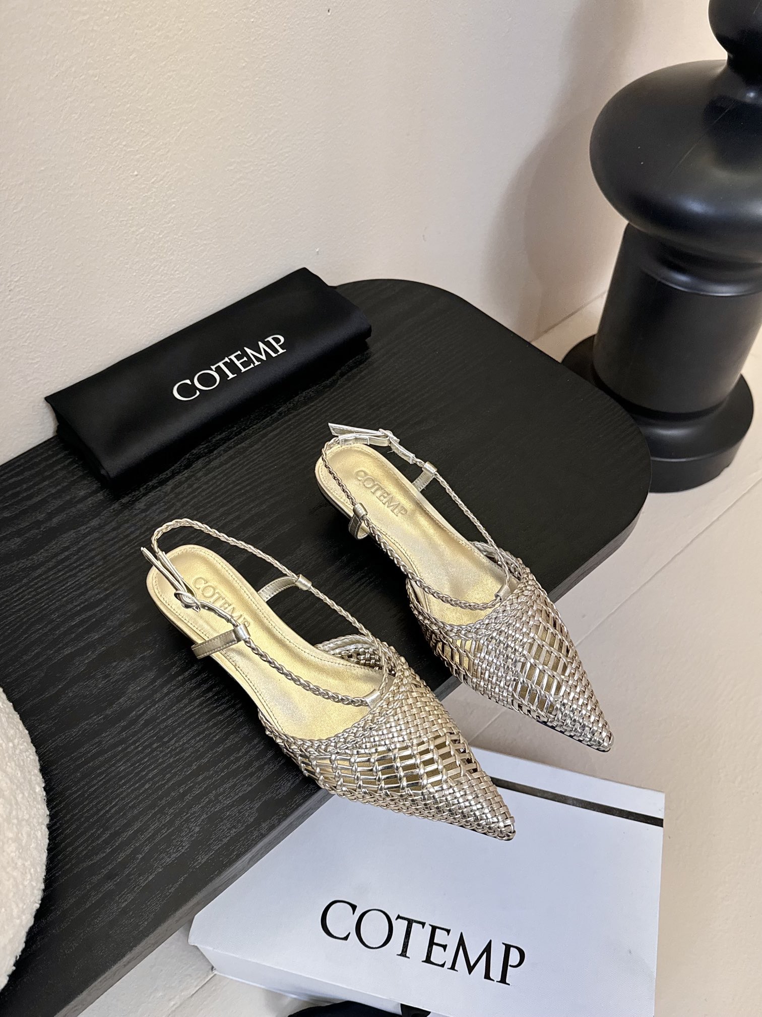 
Cotem* 𝟐𝟓𝐀𝐖新品

以精巧编织工艺塑造独特鞋面 尖头设计增添锐利摩登感 编织绑带环绕脚踝 勾