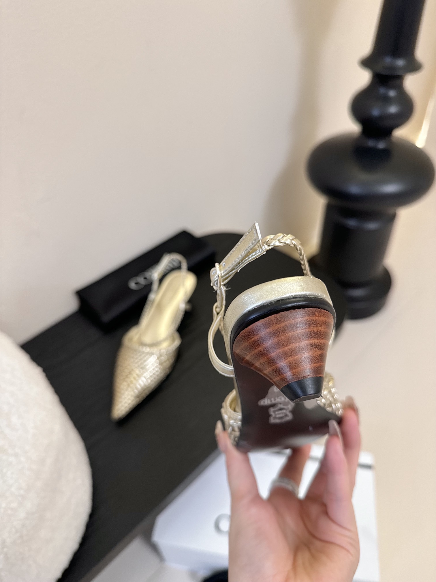 
Cotem* 𝟐𝟓𝐀𝐖新品

以精巧编织工艺塑造独特鞋面 尖头设计增添锐利摩登感 编织绑带环绕脚踝 勾