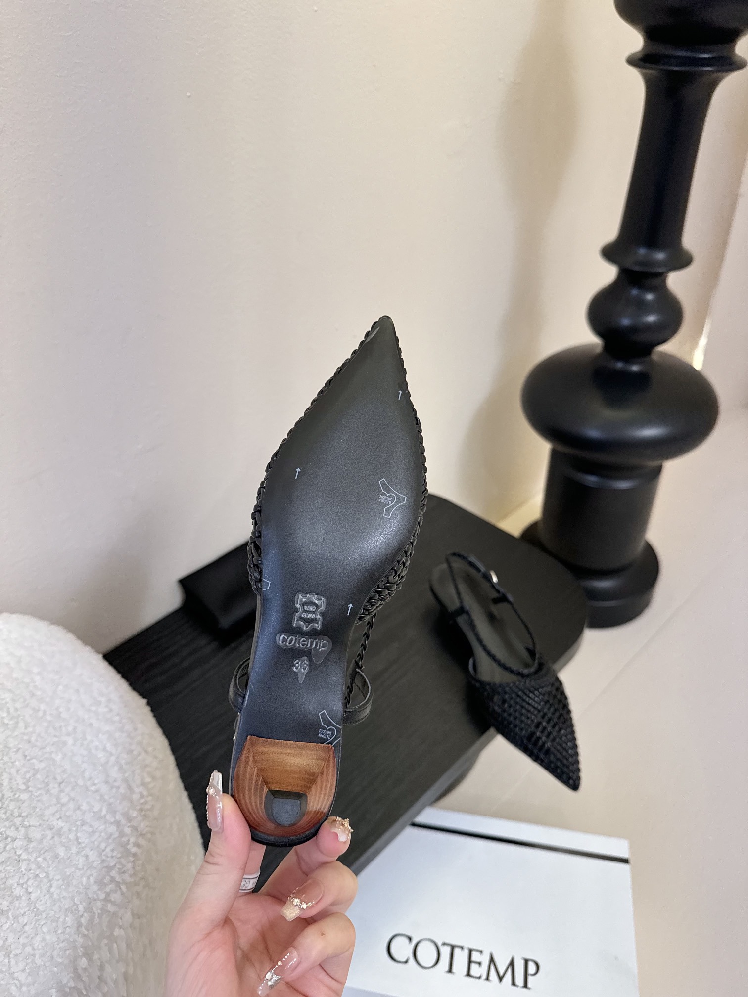 
Cotem* 𝟐𝟓𝐀𝐖新品

以精巧编织工艺塑造独特鞋面 尖头设计增添锐利摩登感 编织绑带环绕脚踝 勾