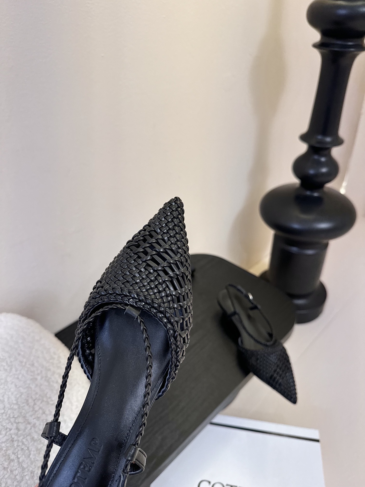 
Cotem* 𝟐𝟓𝐀𝐖新品

以精巧编织工艺塑造独特鞋面 尖头设计增添锐利摩登感 编织绑带环绕脚踝 勾