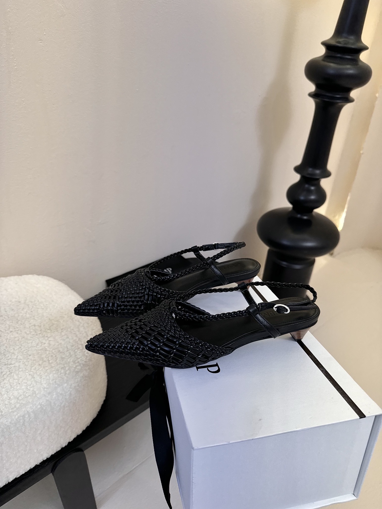 
Cotem* 𝟐𝟓𝐀𝐖新品

以精巧编织工艺塑造独特鞋面 尖头设计增添锐利摩登感 编织绑带环绕脚踝 勾