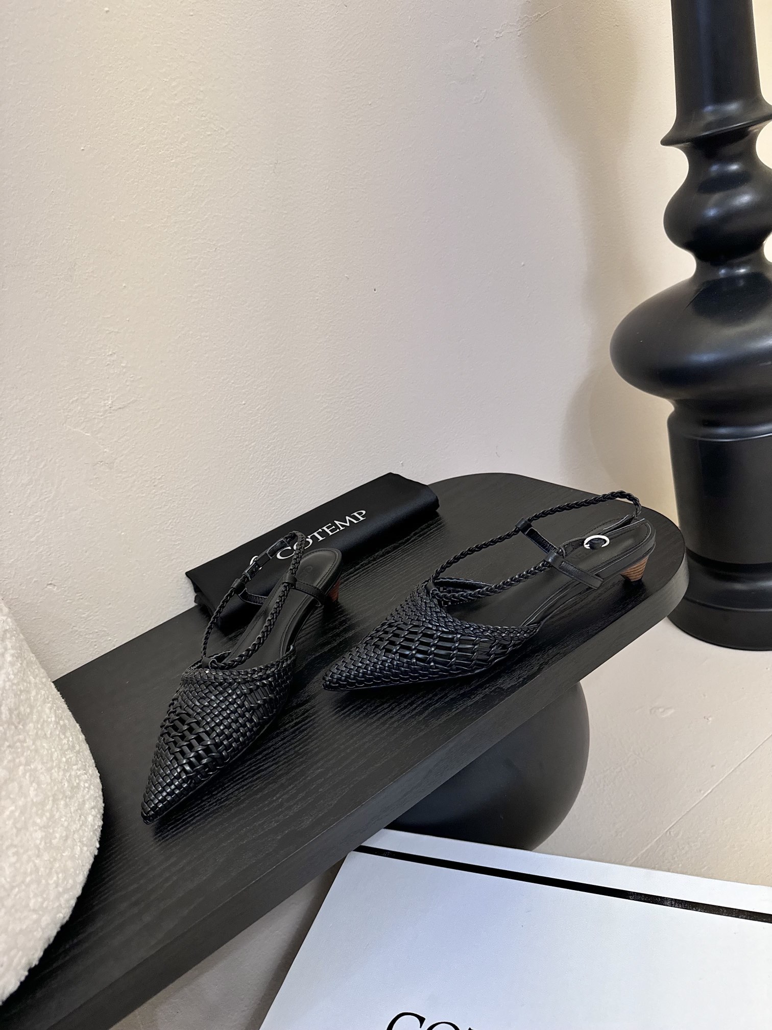 
Cotem* 𝟐𝟓𝐀𝐖新品

以精巧编织工艺塑造独特鞋面 尖头设计增添锐利摩登感 编织绑带环绕脚踝 勾