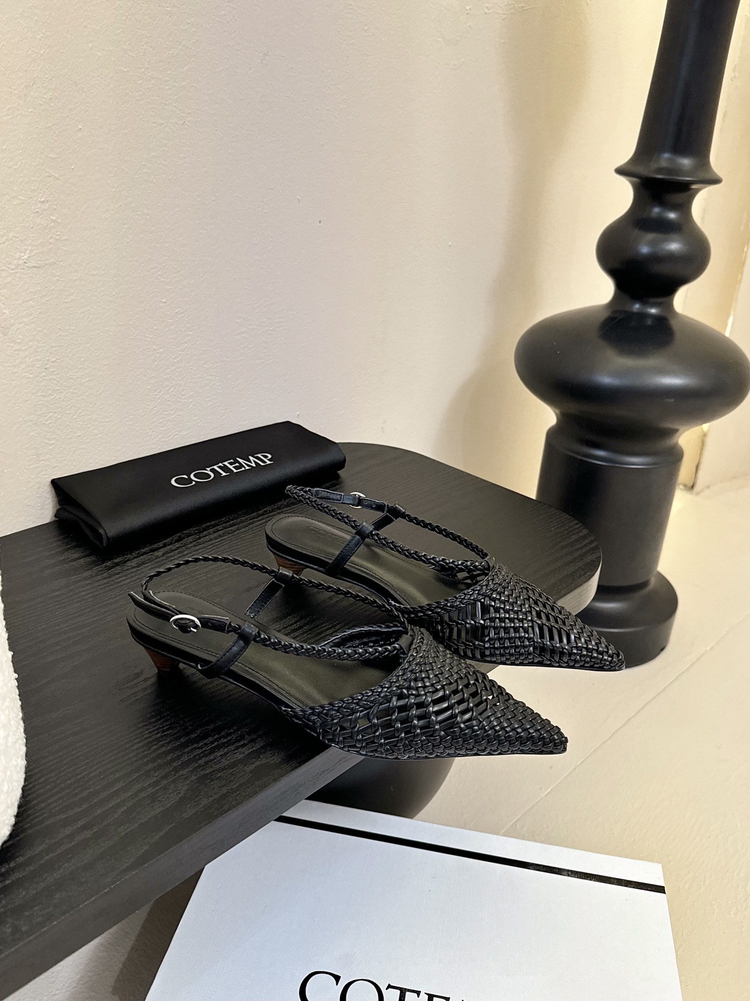
Cotem* 𝟐𝟓𝐀𝐖新品

以精巧编织工艺塑造独特鞋面 尖头设计增添锐利摩登感 编织绑带环绕脚踝 勾