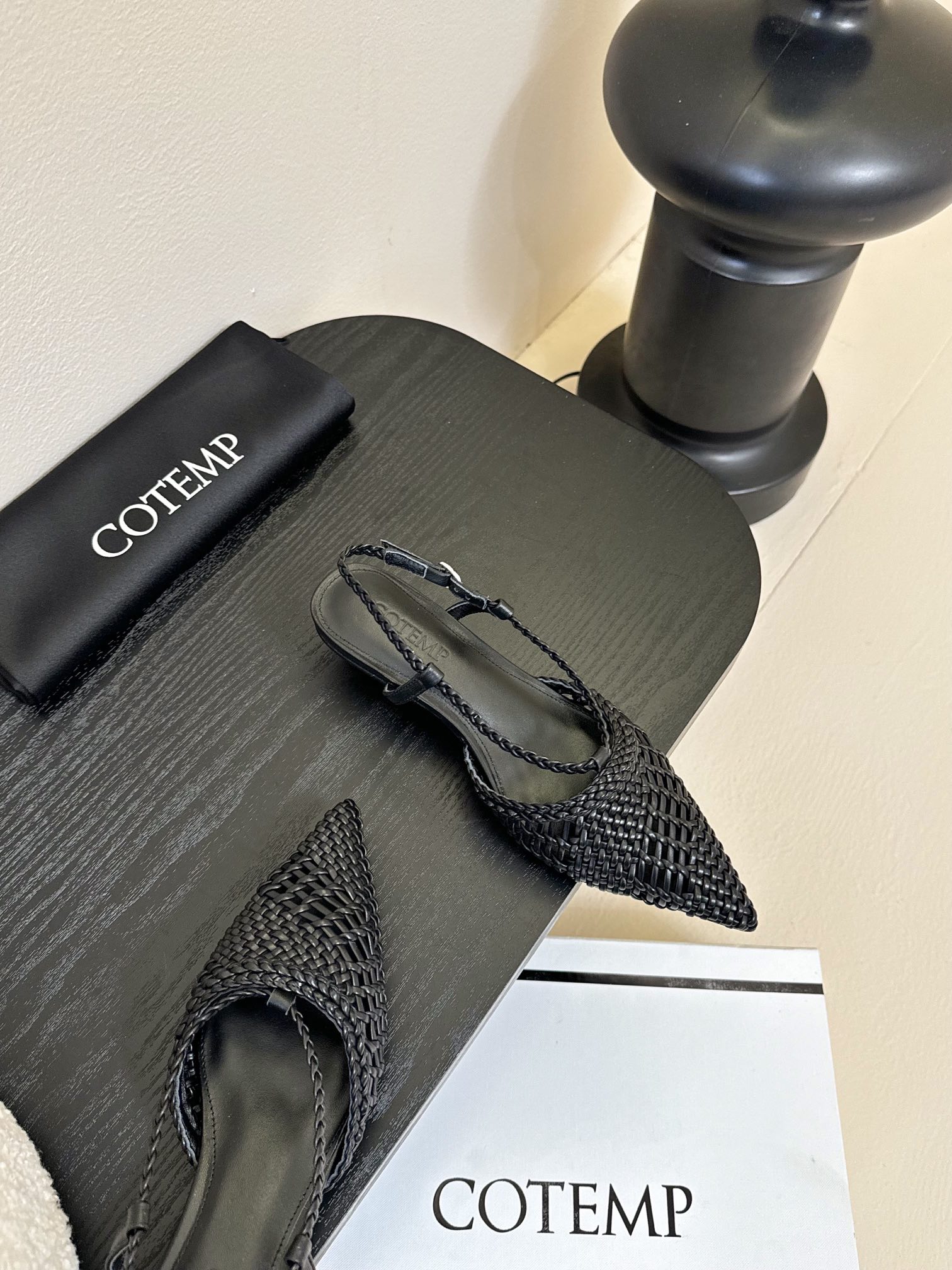 
Cotem* 𝟐𝟓𝐀𝐖新品

以精巧编织工艺塑造独特鞋面 尖头设计增添锐利摩登感 编织绑带环绕脚踝 勾