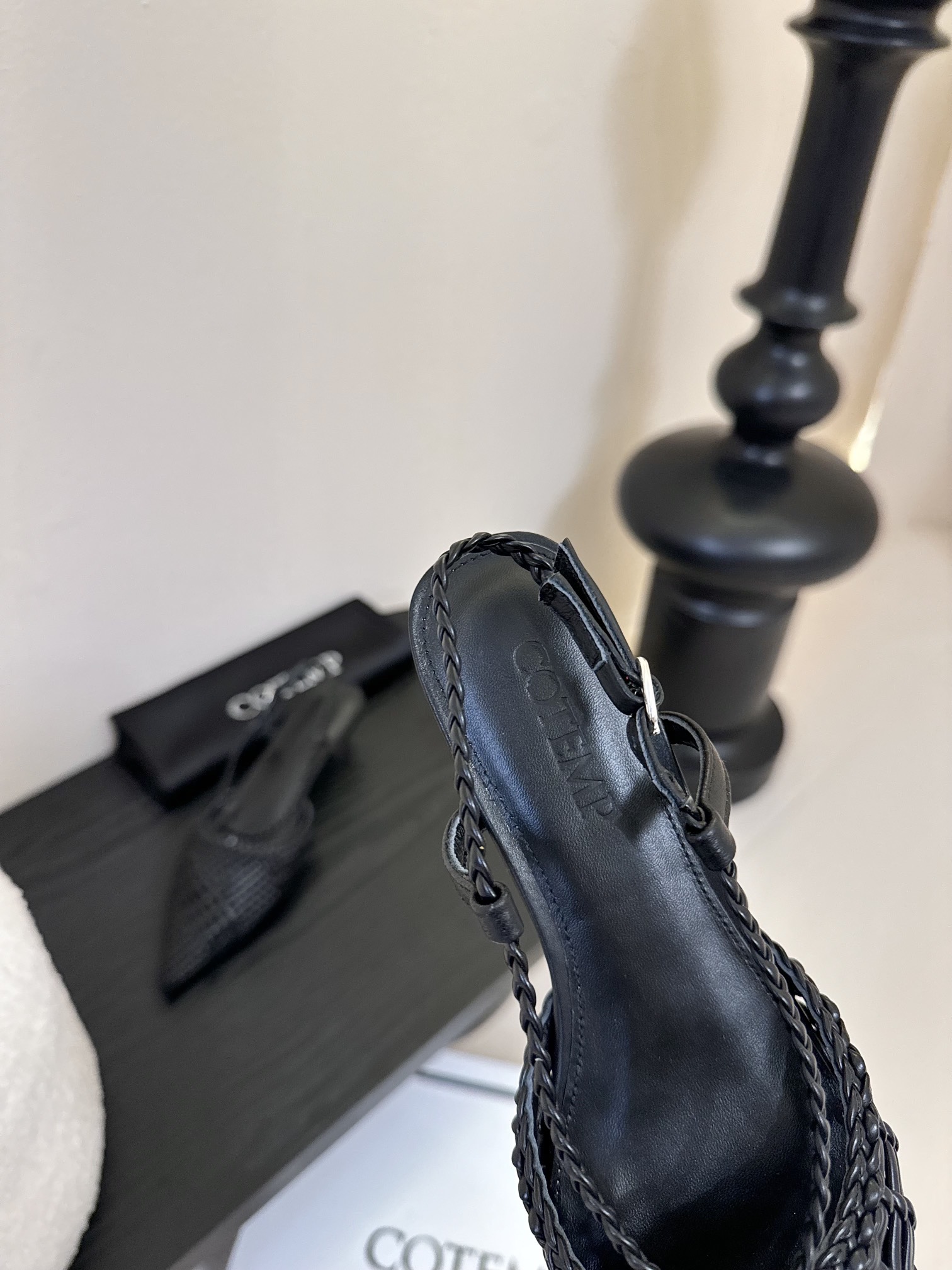 
Cotem* 𝟐𝟓𝐀𝐖新品

以精巧编织工艺塑造独特鞋面 尖头设计增添锐利摩登感 编织绑带环绕脚踝 勾