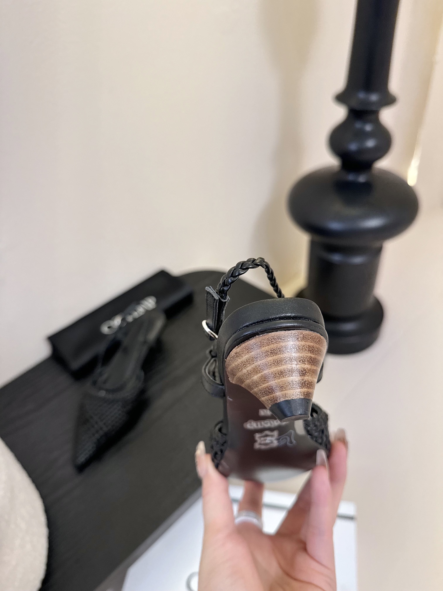 
Cotem* 𝟐𝟓𝐀𝐖新品

以精巧编织工艺塑造独特鞋面 尖头设计增添锐利摩登感 编织绑带环绕脚踝 勾