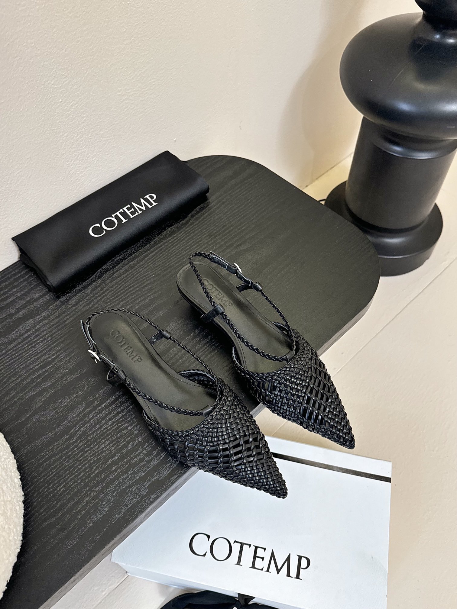 
Cotem* 𝟐𝟓𝐀𝐖新品

以精巧编织工艺塑造独特鞋面 尖头设计增添锐利摩登感 编织绑带环绕脚踝 勾