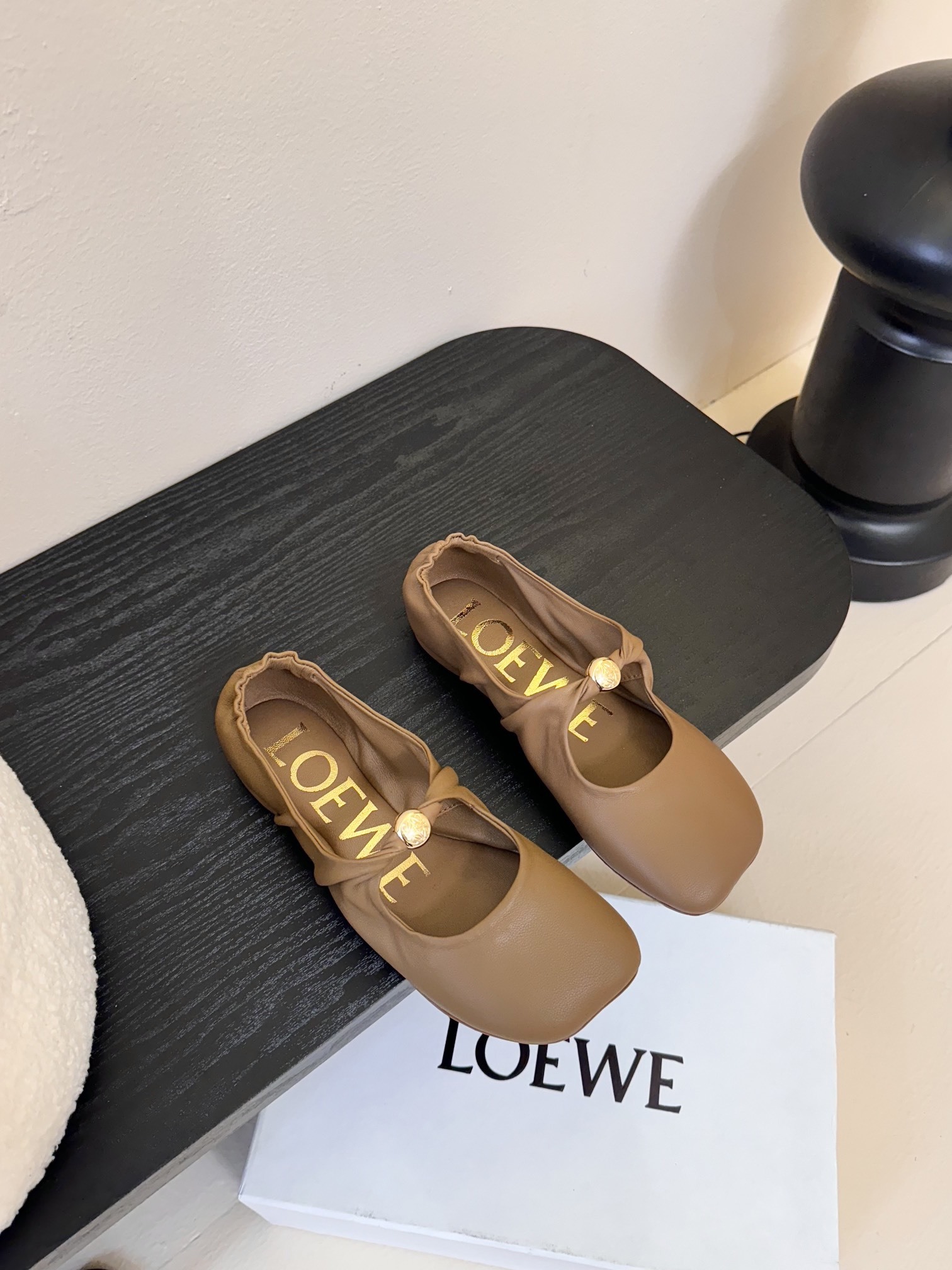 LOEWE 25ss超软糯嘟嘟同款芭蕾舞鞋
这款Pebble Soft 是芭蕾平底鞋与穆勒鞋的优雅结