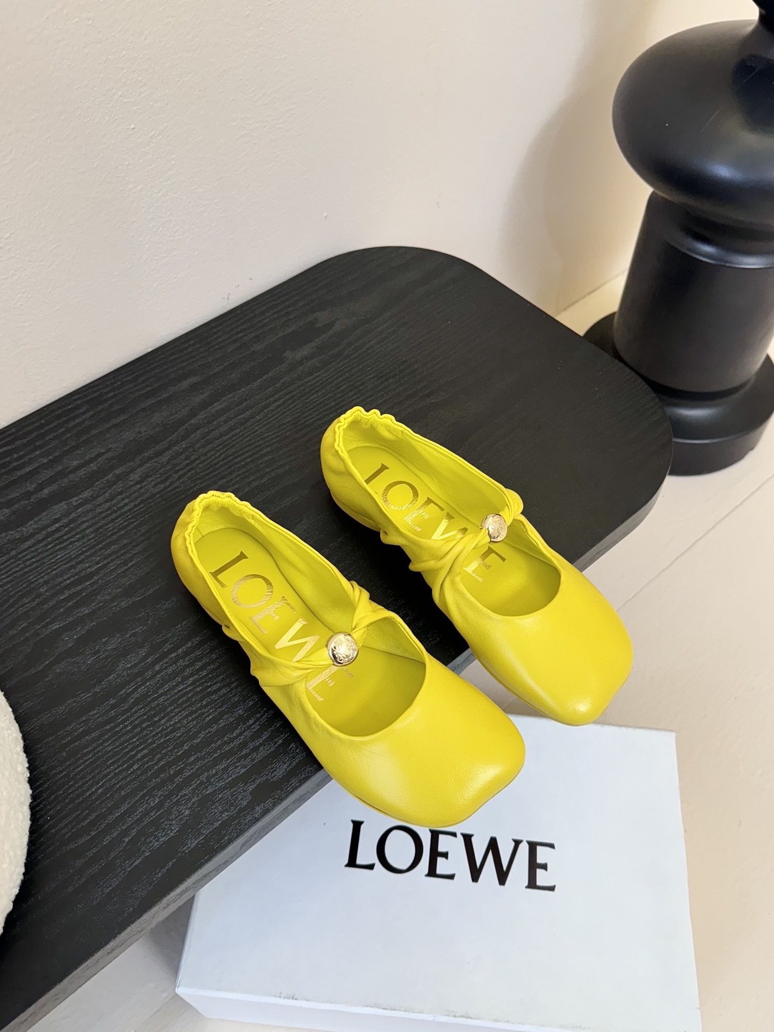 LOEWE 25ss超软糯嘟嘟同款芭蕾舞鞋
这款Pebble Soft 是芭蕾平底鞋与穆勒鞋的优雅结