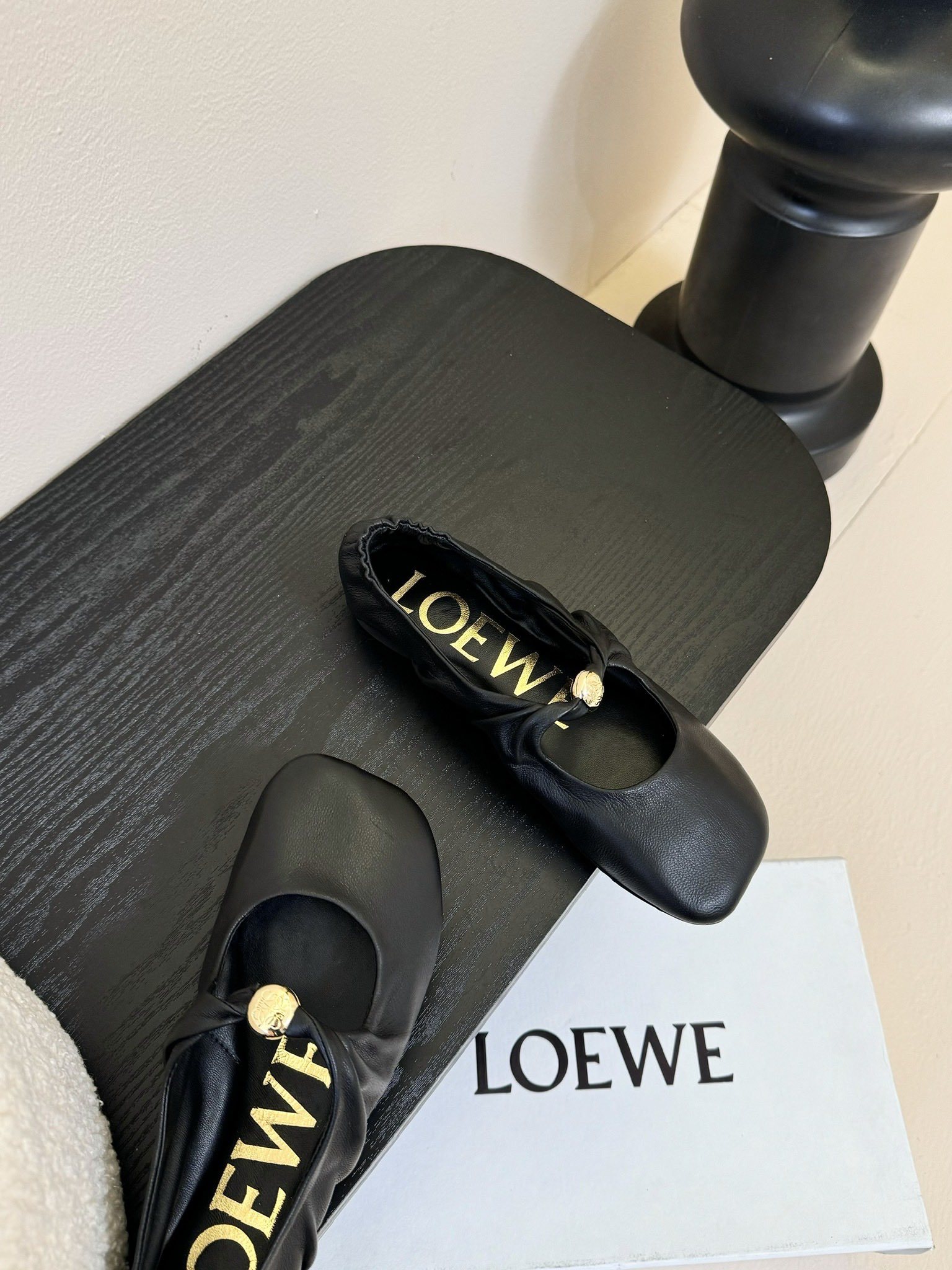 LOEWE 25ss超软糯嘟嘟同款芭蕾舞鞋
这款Pebble Soft 是芭蕾平底鞋与穆勒鞋的优雅结