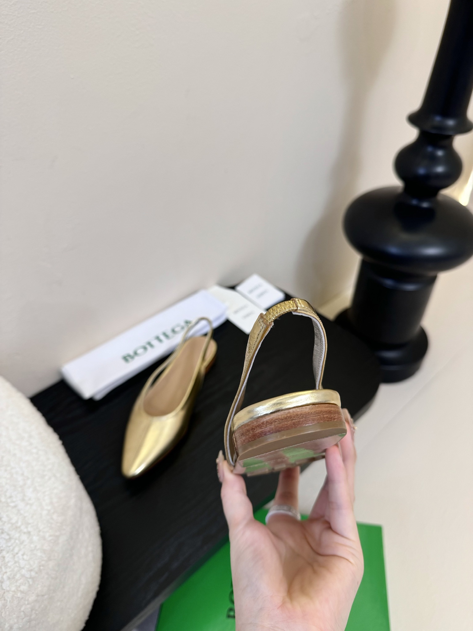 
Bottega Veneta2025春夏新品爆款简易复古平底凉鞋🔥BV新款小圆头凉鞋抢手大爆款，ins