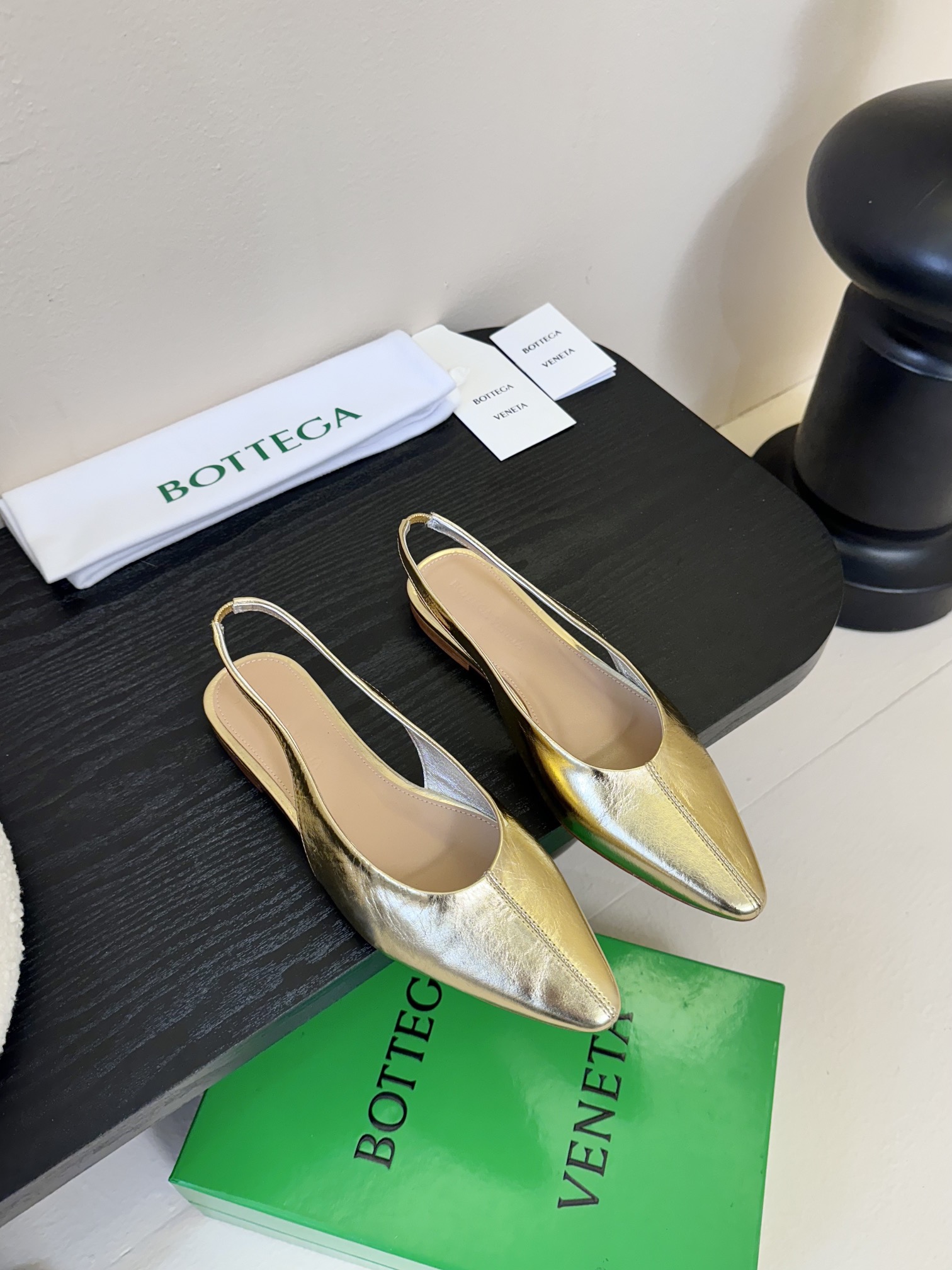 
Bottega Veneta2025春夏新品爆款简易复古平底凉鞋🔥BV新款小圆头凉鞋抢手大爆款，ins