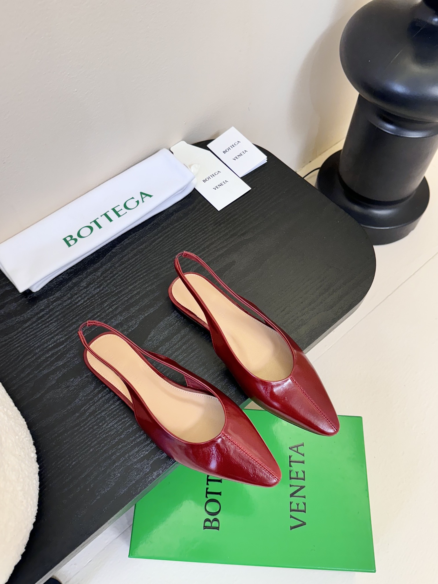 
Bottega Veneta2025春夏新品爆款简易复古平底凉鞋🔥BV新款小圆头凉鞋抢手大爆款，ins