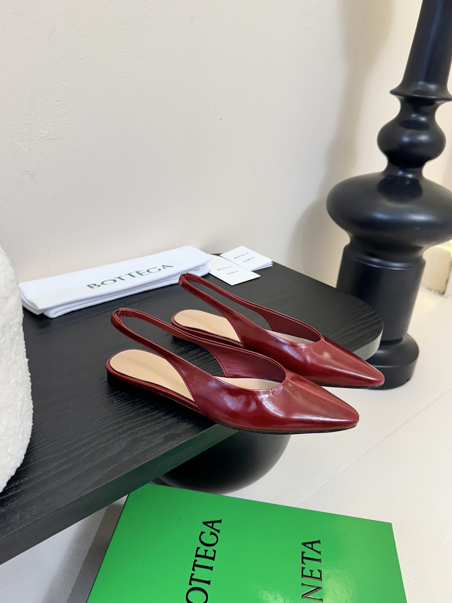 
Bottega Veneta2025春夏新品爆款简易复古平底凉鞋🔥BV新款小圆头凉鞋抢手大爆款，ins