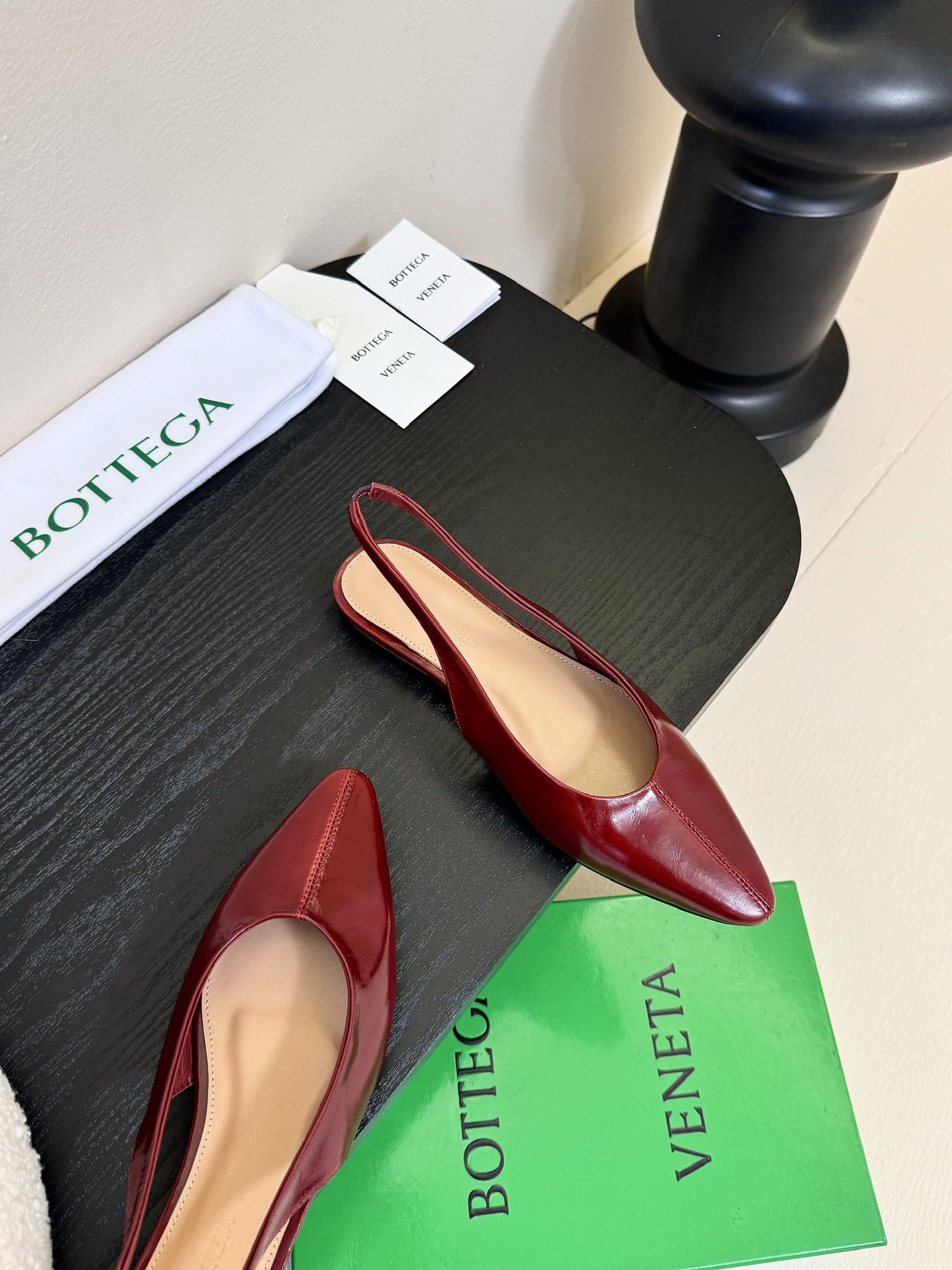 
Bottega Veneta2025春夏新品爆款简易复古平底凉鞋🔥BV新款小圆头凉鞋抢手大爆款，ins