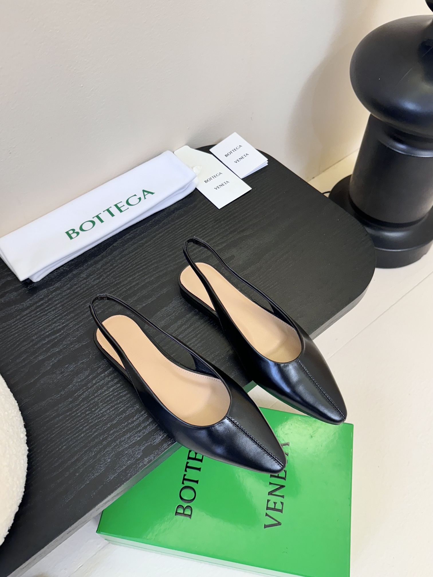 
Bottega Veneta2025春夏新品爆款简易复古平底凉鞋🔥BV新款小圆头凉鞋抢手大爆款，ins
