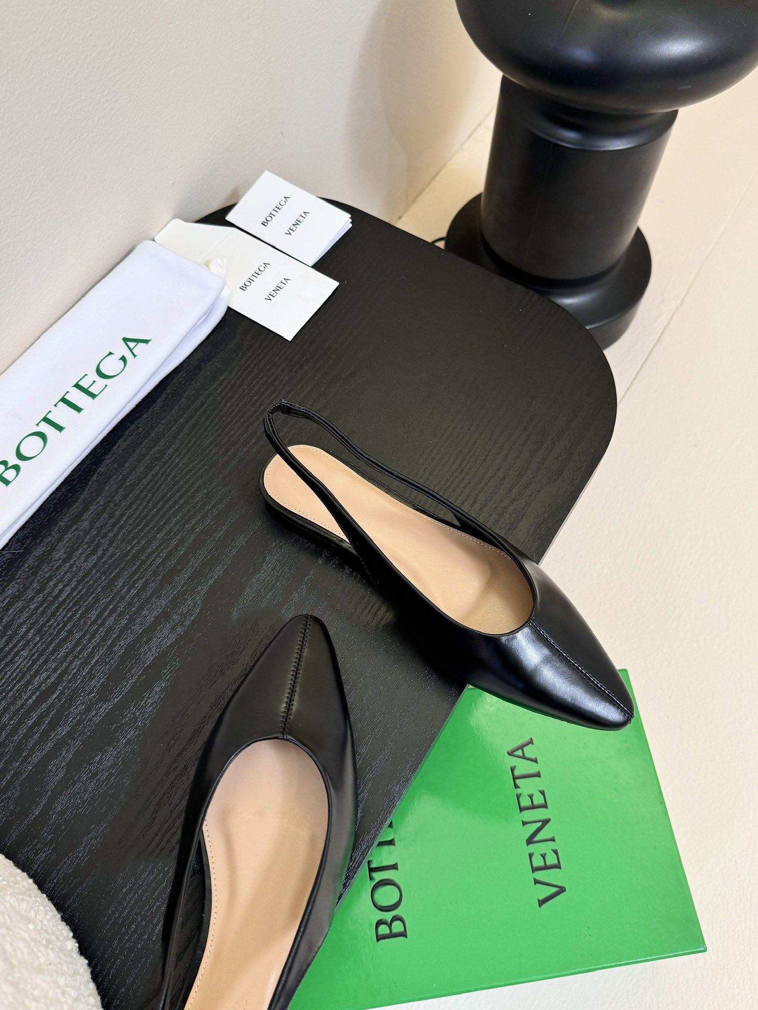 
Bottega Veneta2025春夏新品爆款简易复古平底凉鞋🔥BV新款小圆头凉鞋抢手大爆款，ins