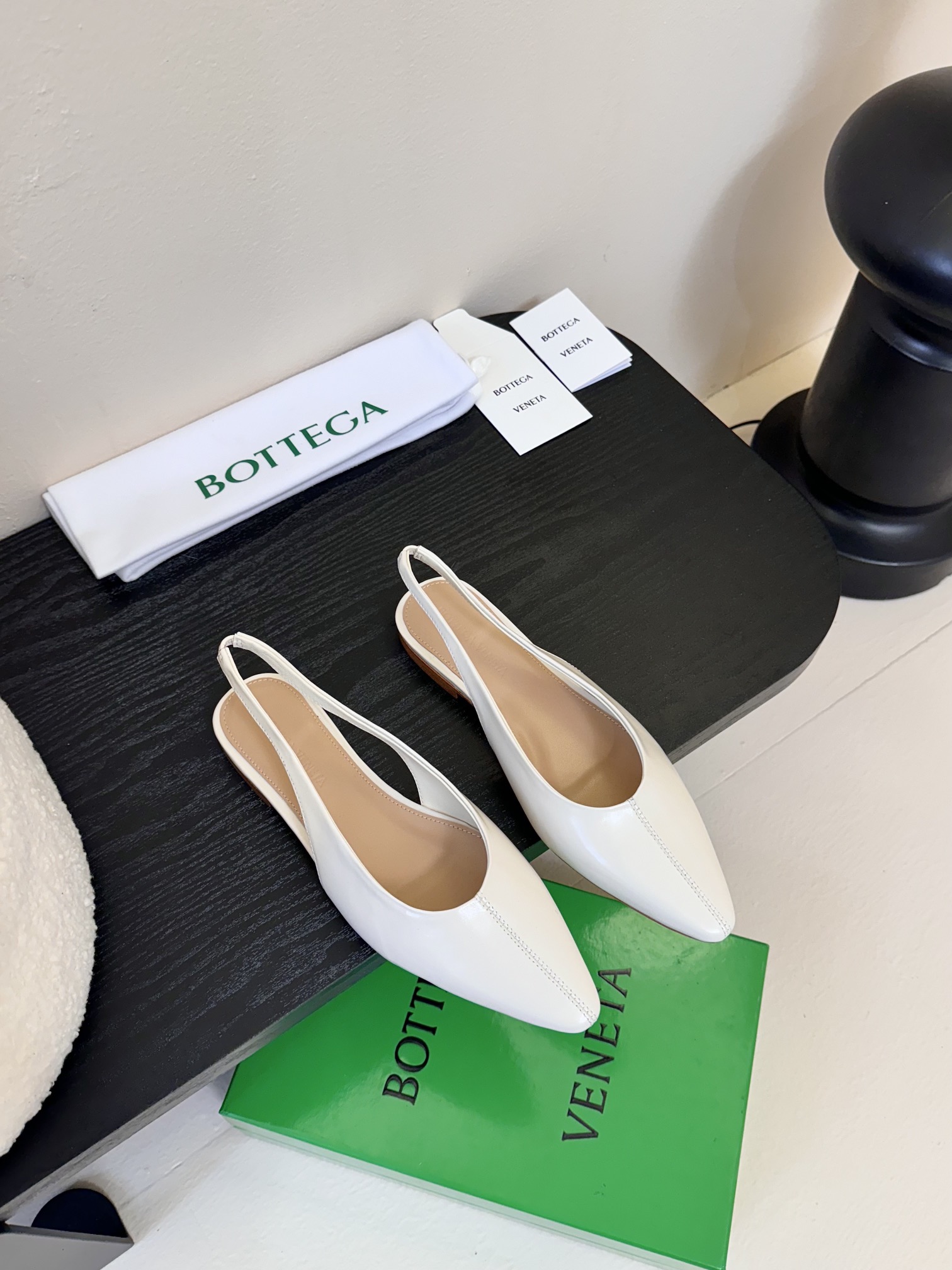 
Bottega Veneta2025春夏新品爆款简易复古平底凉鞋🔥BV新款小圆头凉鞋抢手大爆款，ins