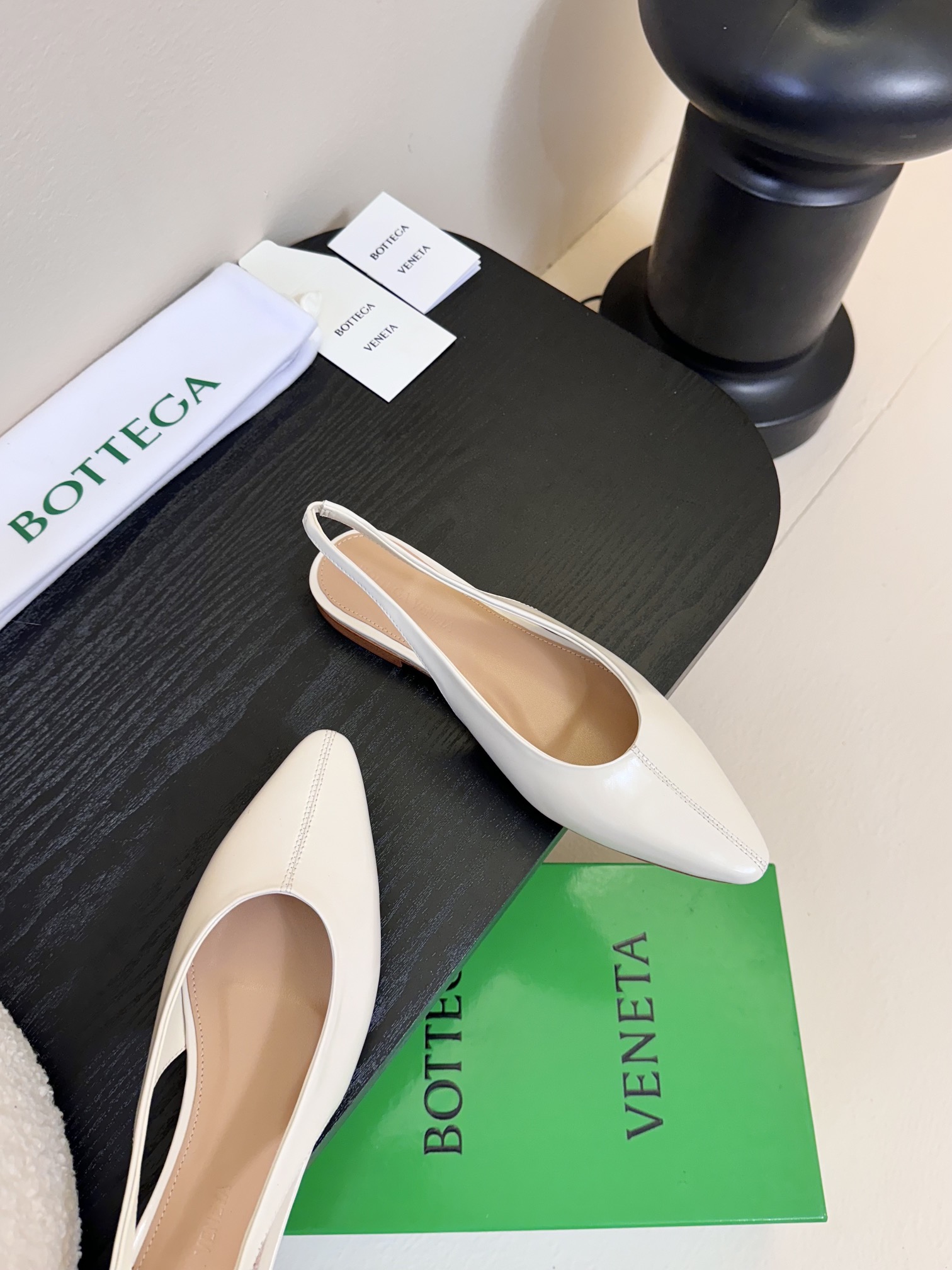 
Bottega Veneta2025春夏新品爆款简易复古平底凉鞋🔥BV新款小圆头凉鞋抢手大爆款，ins