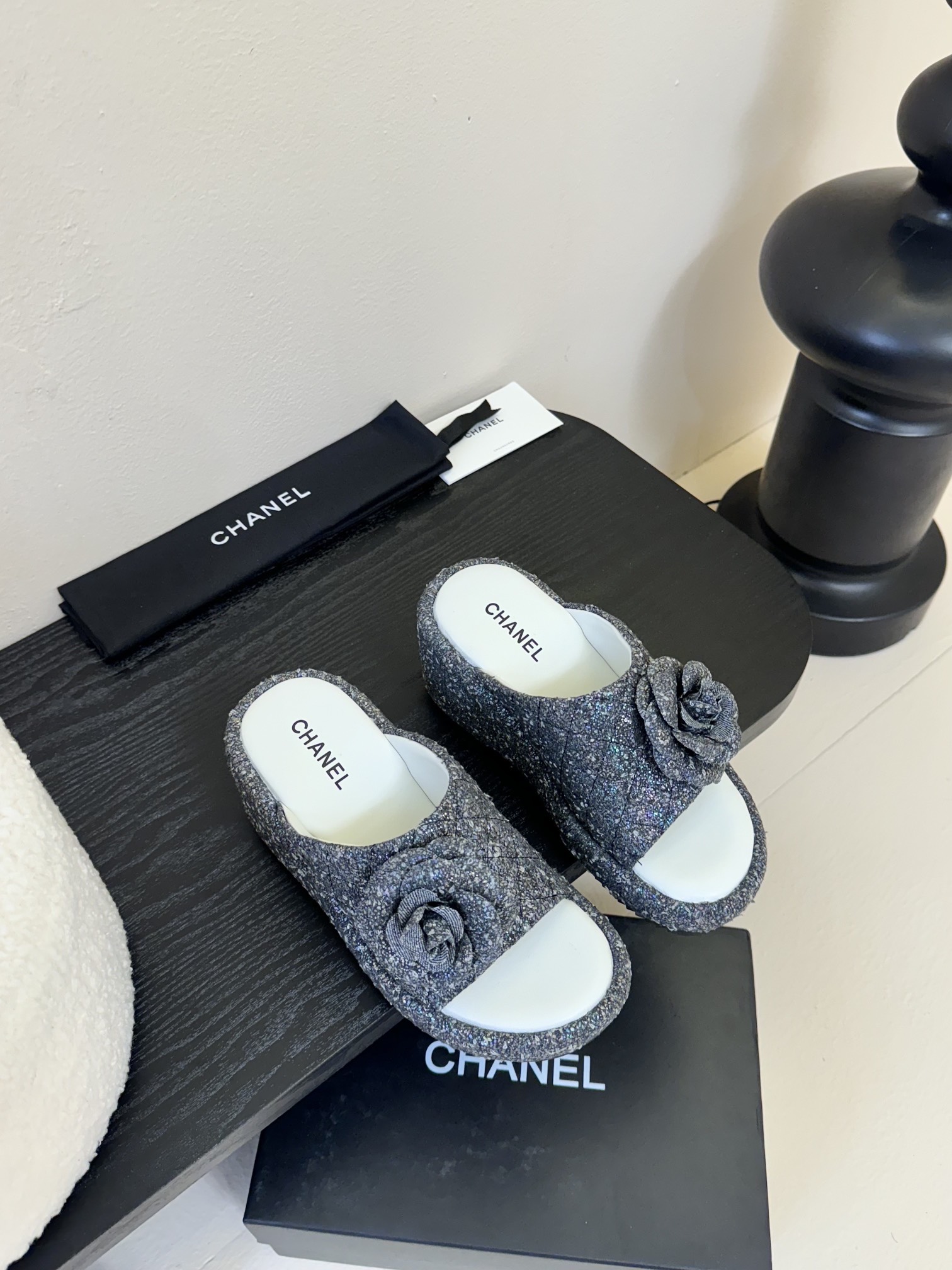 
Chanel香奈儿 25Ss春夏新款小香山茶花厚底凉鞋拖坡跟一字拖鞋
C家经典山茶花设计，温柔风一整个