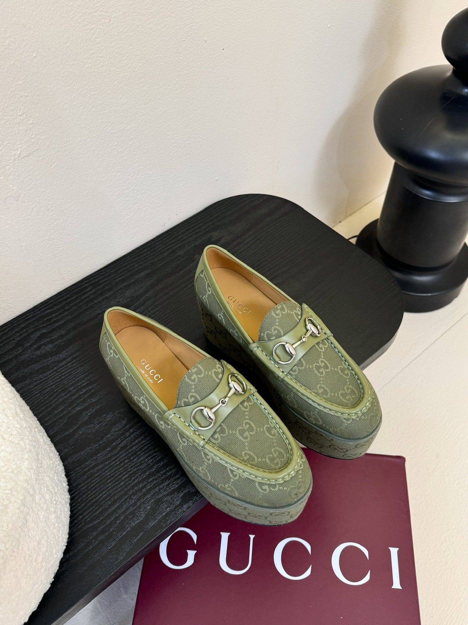 GUCCI/古驰经典马衔扣厚底乐福鞋
厌倦了千篇一律的平底单调?
渴望一双鞋重塑气场 解锁时髦新高度?
