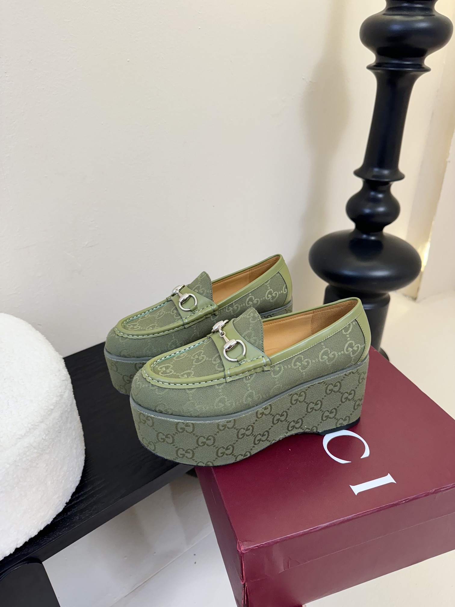 GUCCI/古驰经典马衔扣厚底乐福鞋
厌倦了千篇一律的平底单调?
渴望一双鞋重塑气场 解锁时髦新高度?