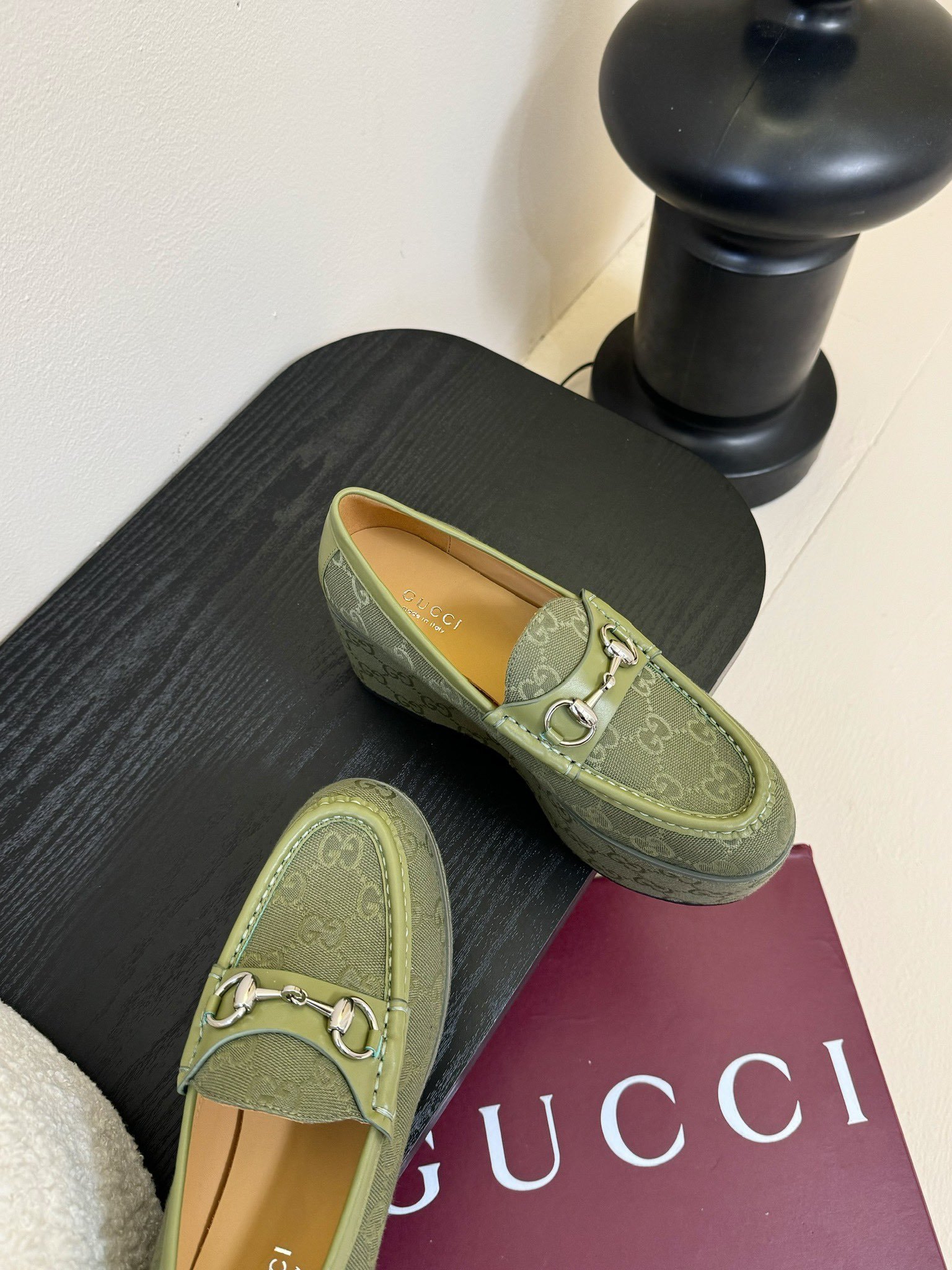 GUCCI/古驰经典马衔扣厚底乐福鞋
厌倦了千篇一律的平底单调?
渴望一双鞋重塑气场 解锁时髦新高度?
