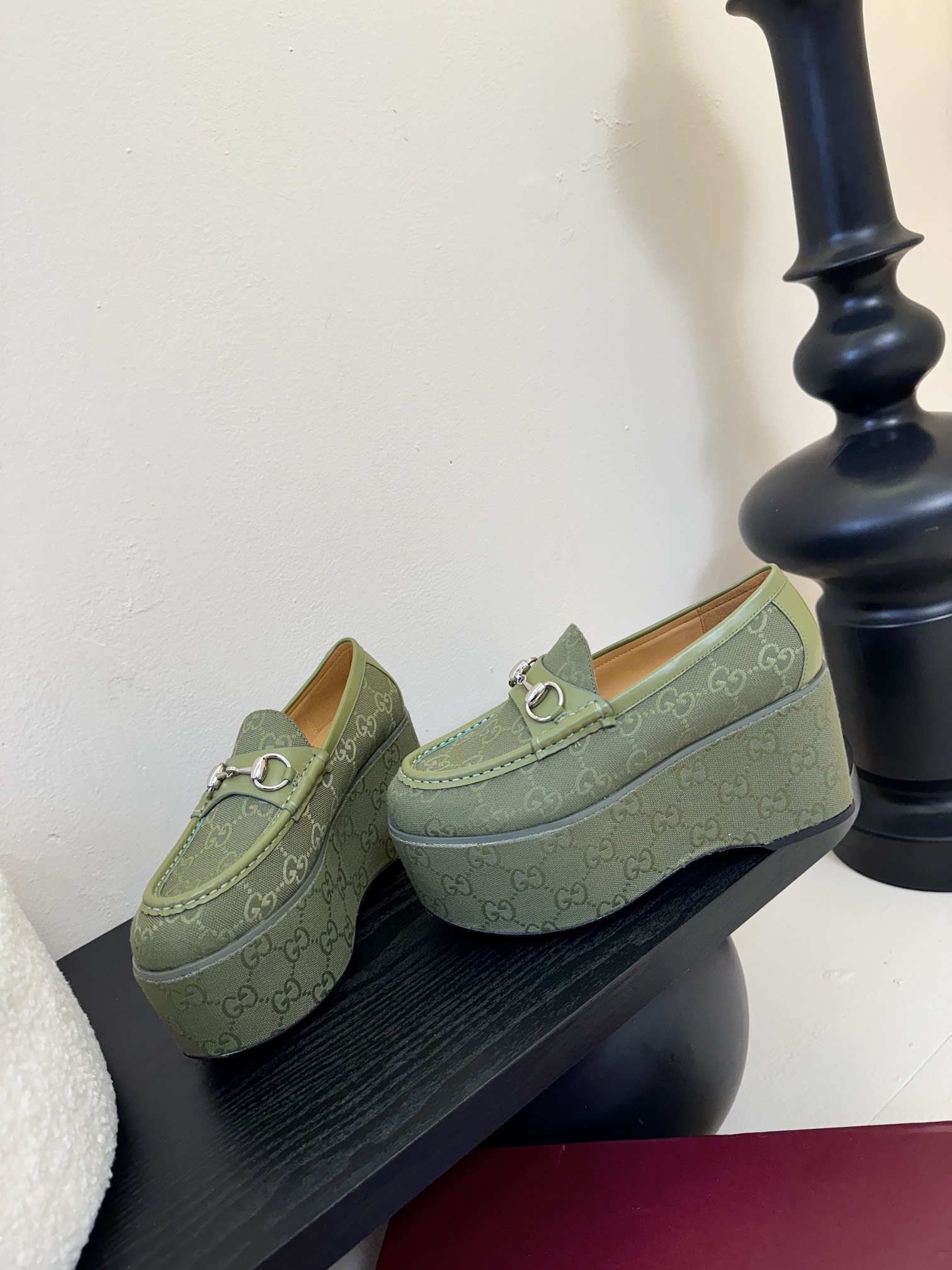 GUCCI/古驰经典马衔扣厚底乐福鞋
厌倦了千篇一律的平底单调?
渴望一双鞋重塑气场 解锁时髦新高度?
