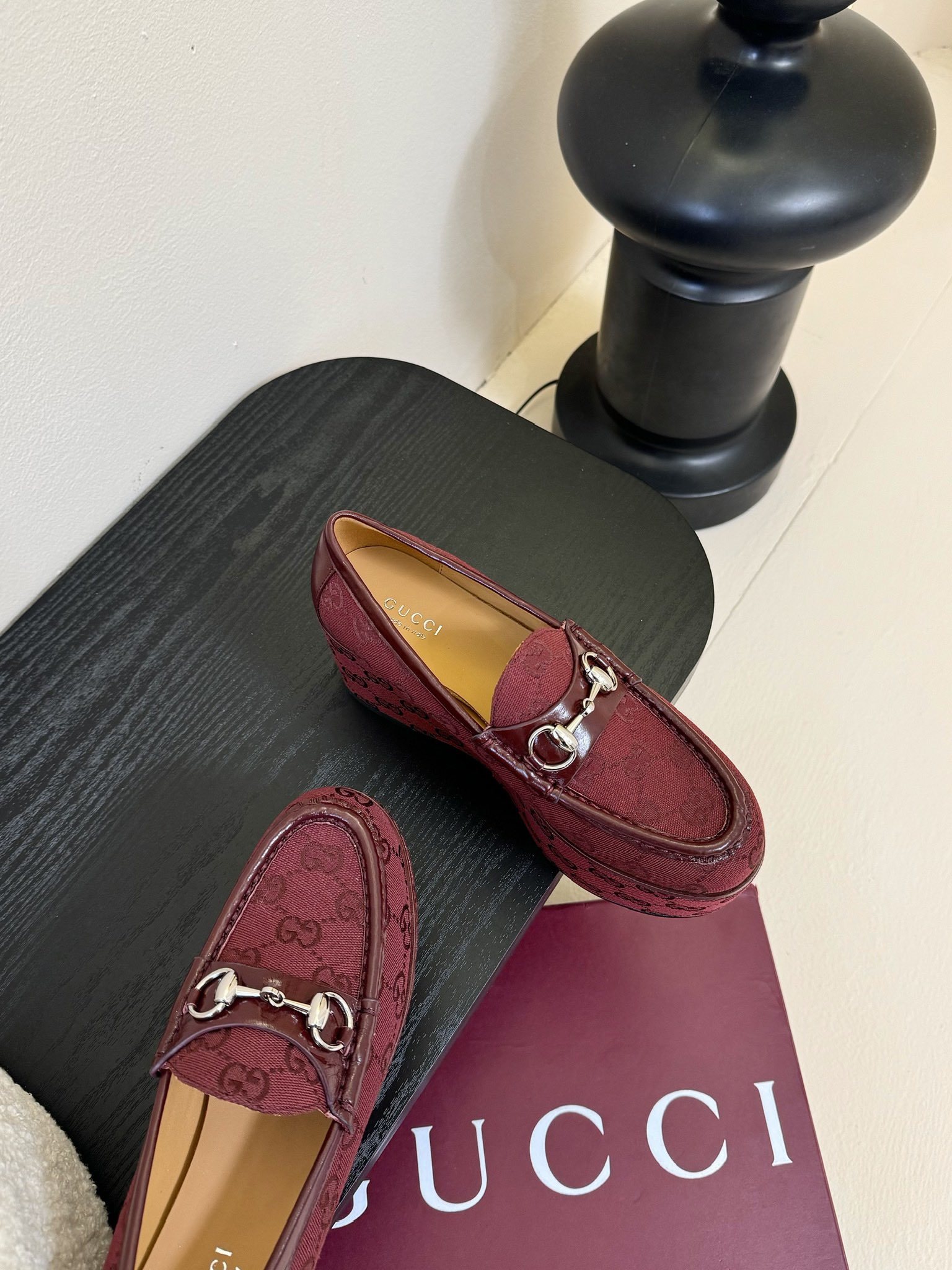 GUCCI/古驰经典马衔扣厚底乐福鞋
厌倦了千篇一律的平底单调?
渴望一双鞋重塑气场 解锁时髦新高度?