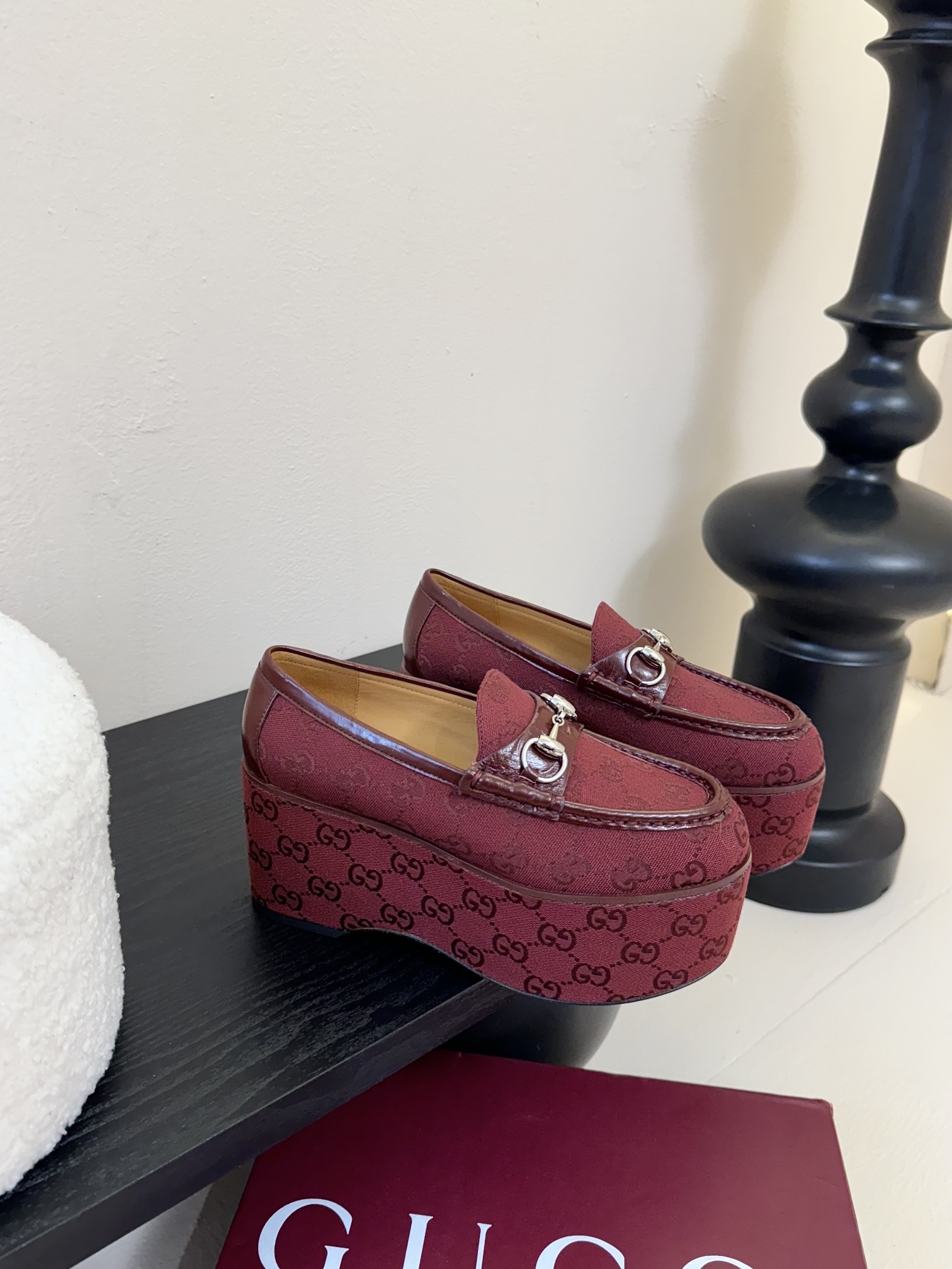 GUCCI/古驰经典马衔扣厚底乐福鞋
厌倦了千篇一律的平底单调?
渴望一双鞋重塑气场 解锁时髦新高度?