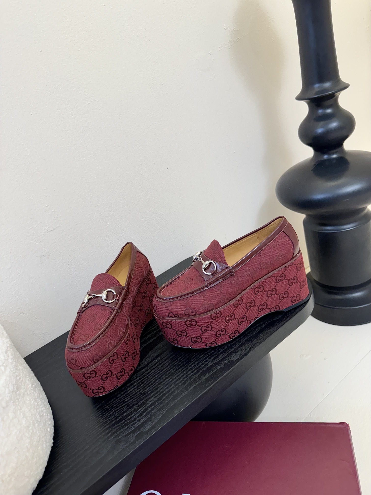 GUCCI/古驰经典马衔扣厚底乐福鞋
厌倦了千篇一律的平底单调?
渴望一双鞋重塑气场 解锁时髦新高度?