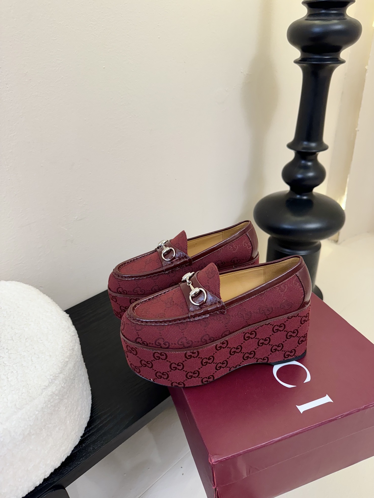 GUCCI/古驰经典马衔扣厚底乐福鞋
厌倦了千篇一律的平底单调?
渴望一双鞋重塑气场 解锁时髦新高度?