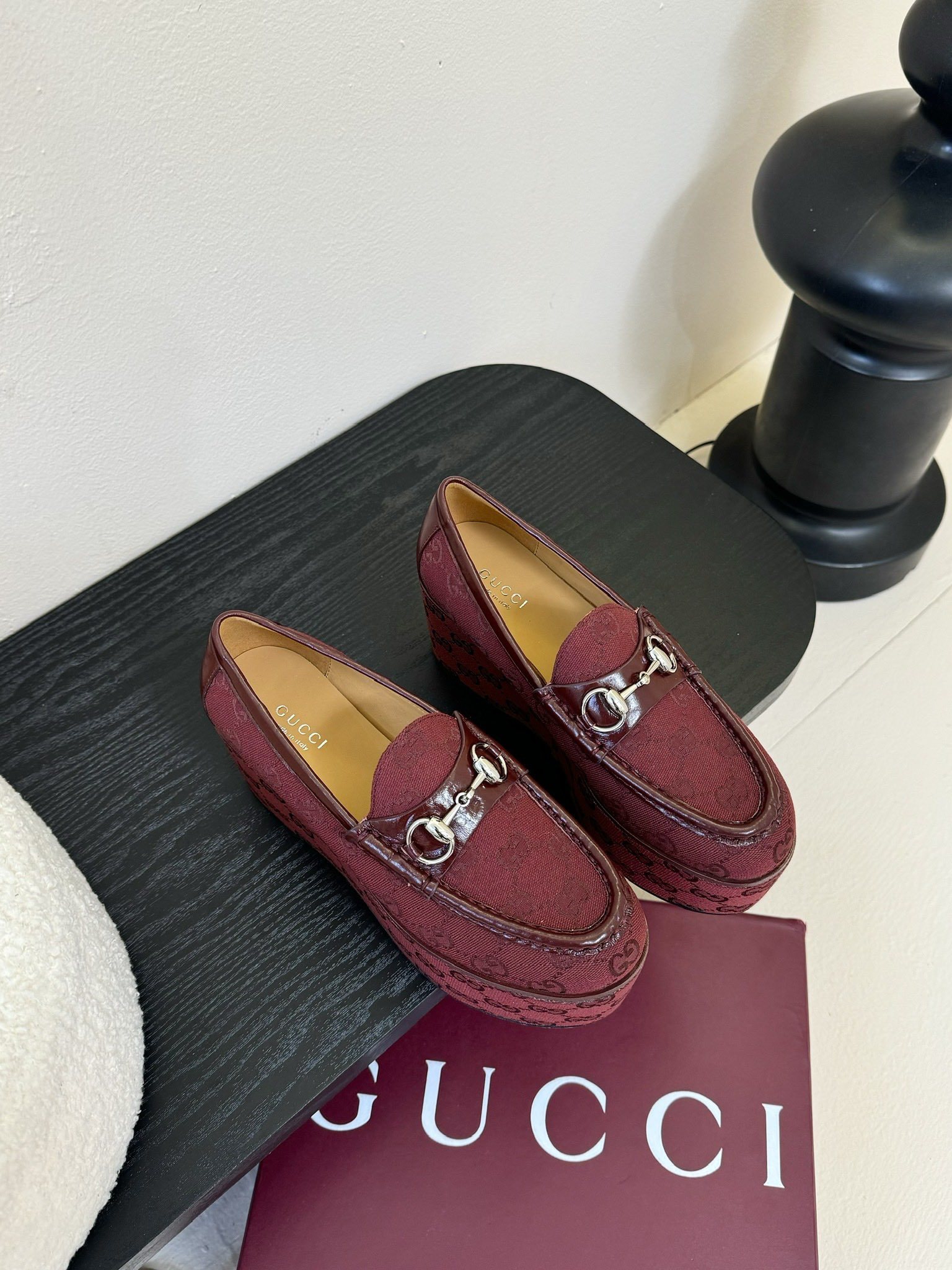 GUCCI/古驰经典马衔扣厚底乐福鞋
厌倦了千篇一律的平底单调?
渴望一双鞋重塑气场 解锁时髦新高度?