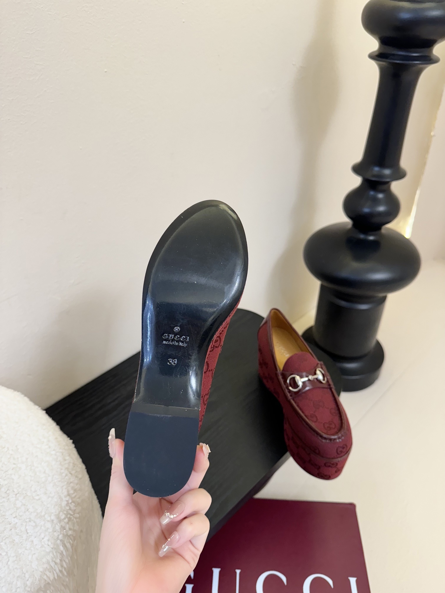 GUCCI/古驰经典马衔扣厚底乐福鞋
厌倦了千篇一律的平底单调?
渴望一双鞋重塑气场 解锁时髦新高度?
