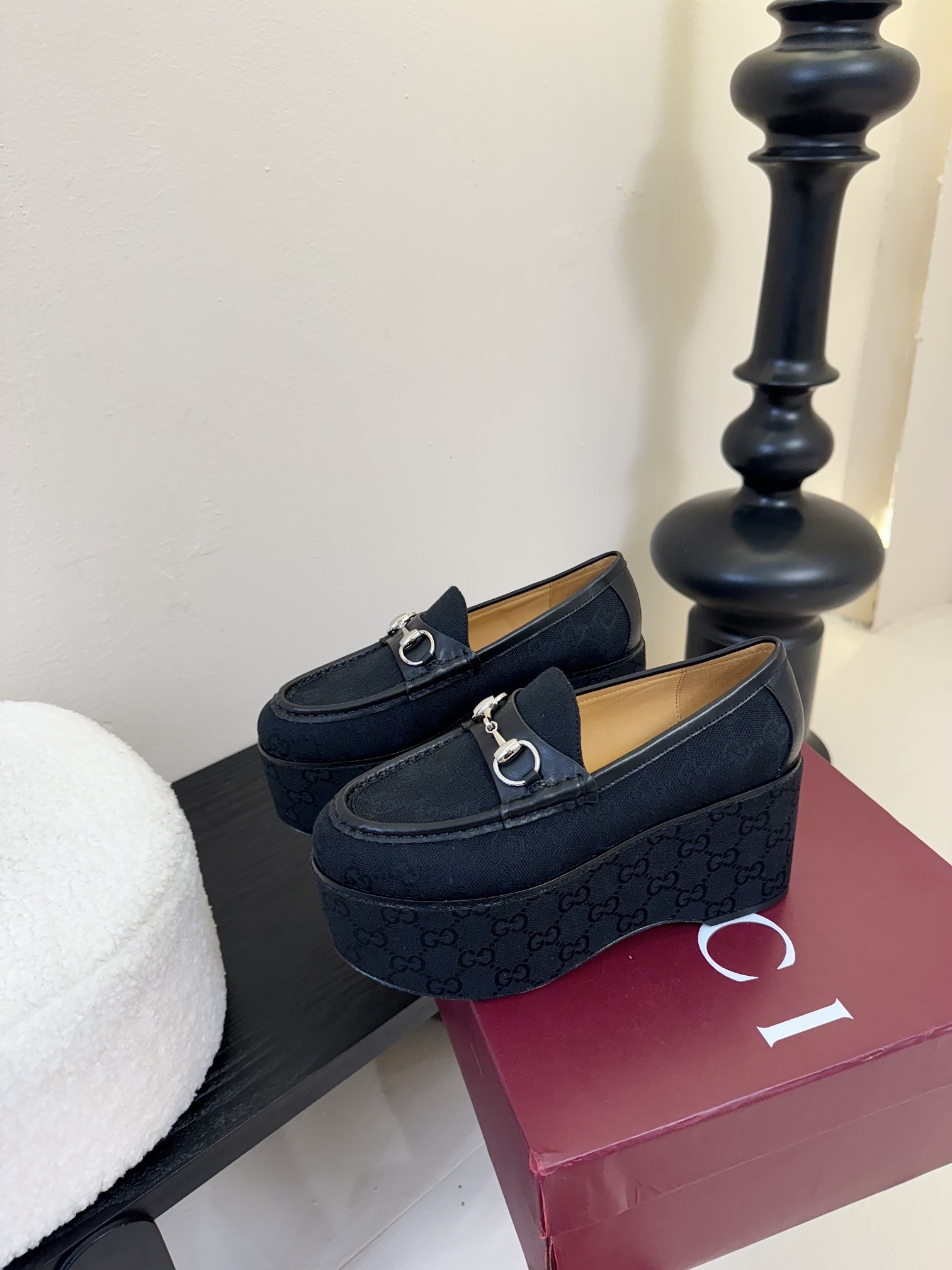 GUCCI/古驰经典马衔扣厚底乐福鞋
厌倦了千篇一律的平底单调?
渴望一双鞋重塑气场 解锁时髦新高度?