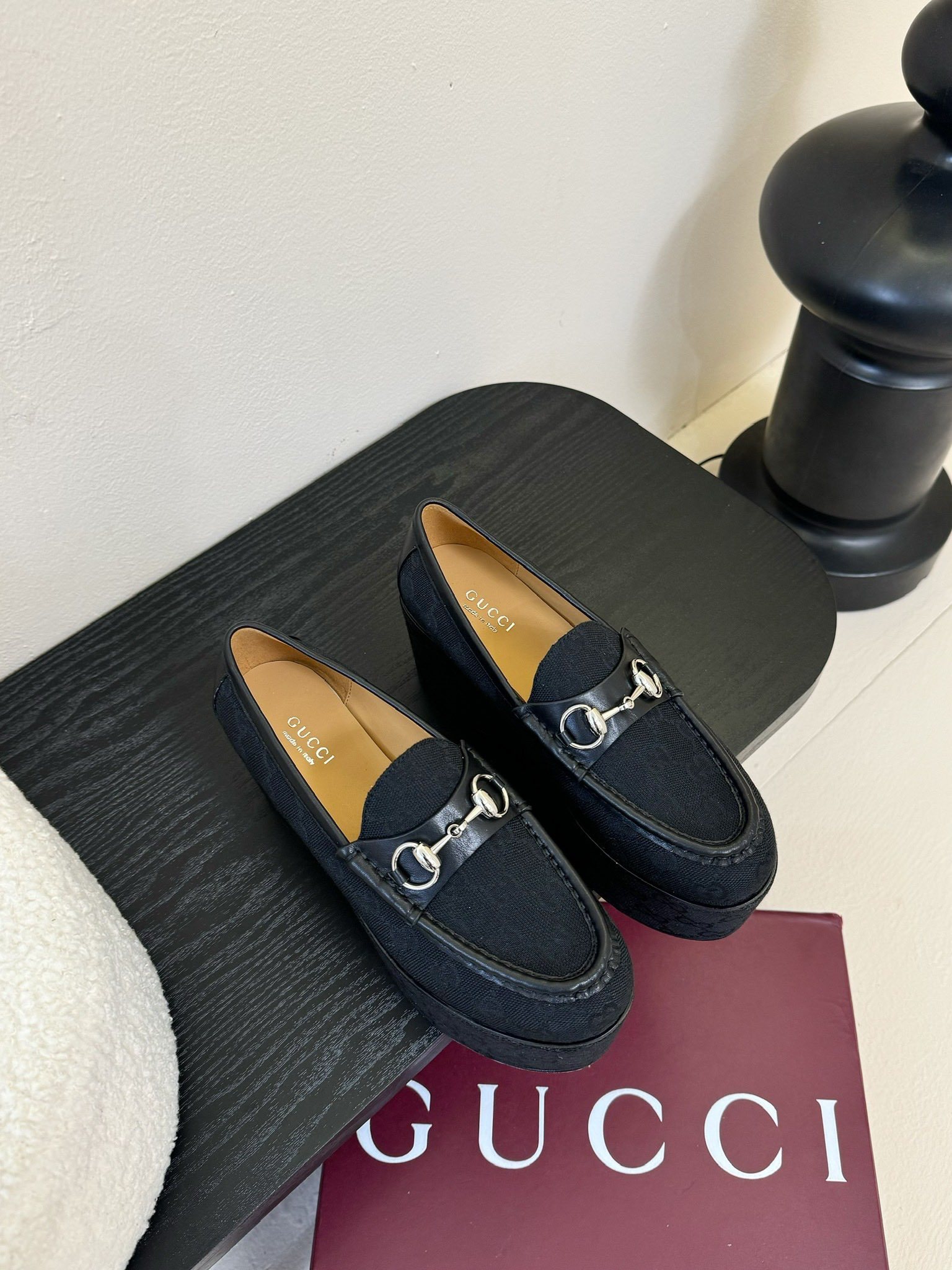 GUCCI/古驰经典马衔扣厚底乐福鞋
厌倦了千篇一律的平底单调?
渴望一双鞋重塑气场 解锁时髦新高度?