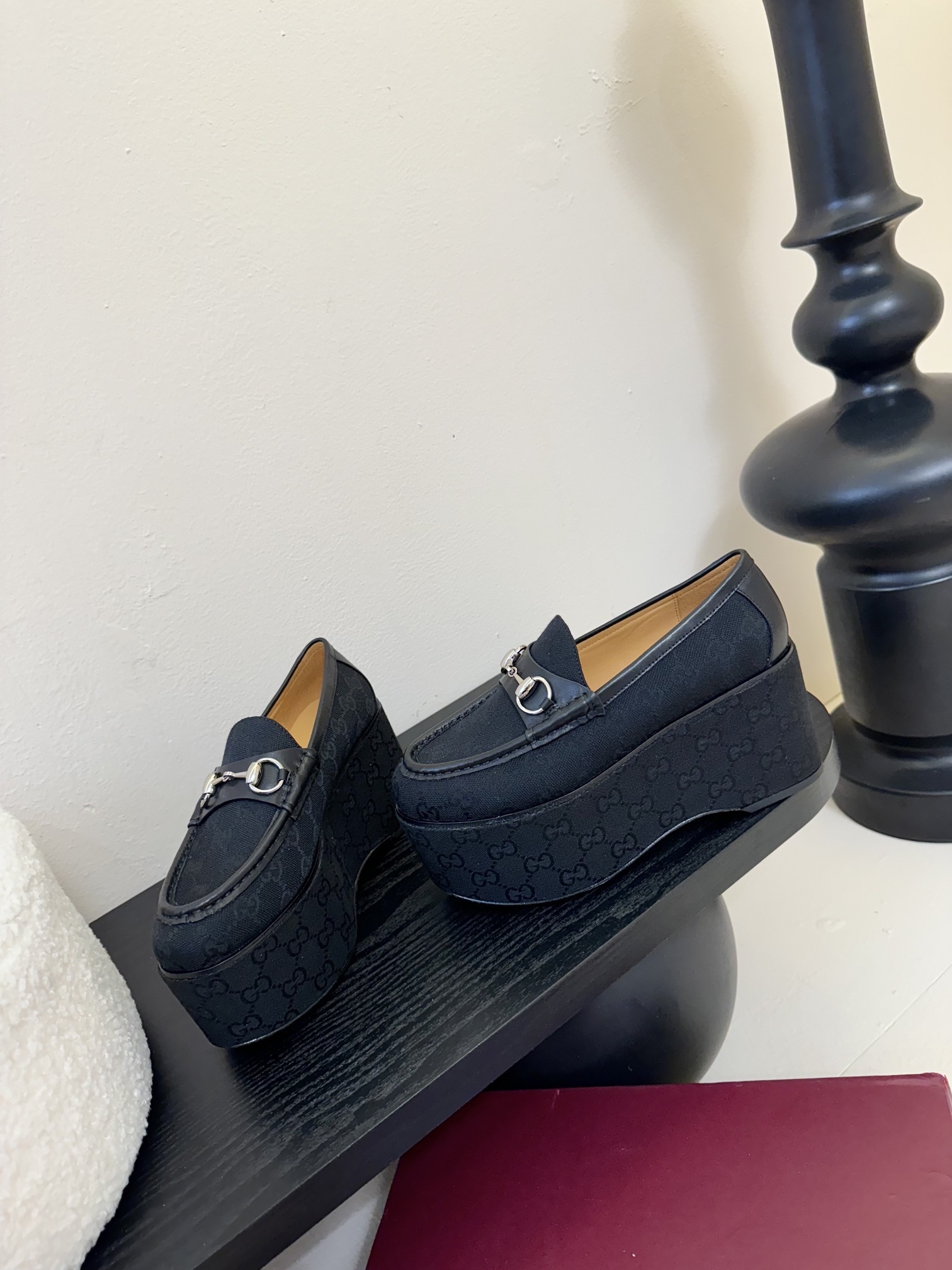 GUCCI/古驰经典马衔扣厚底乐福鞋
厌倦了千篇一律的平底单调?
渴望一双鞋重塑气场 解锁时髦新高度?