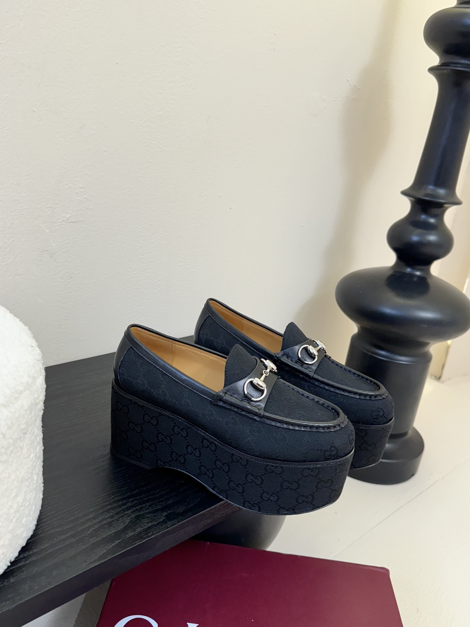 GUCCI/古驰经典马衔扣厚底乐福鞋
厌倦了千篇一律的平底单调?
渴望一双鞋重塑气场 解锁时髦新高度?