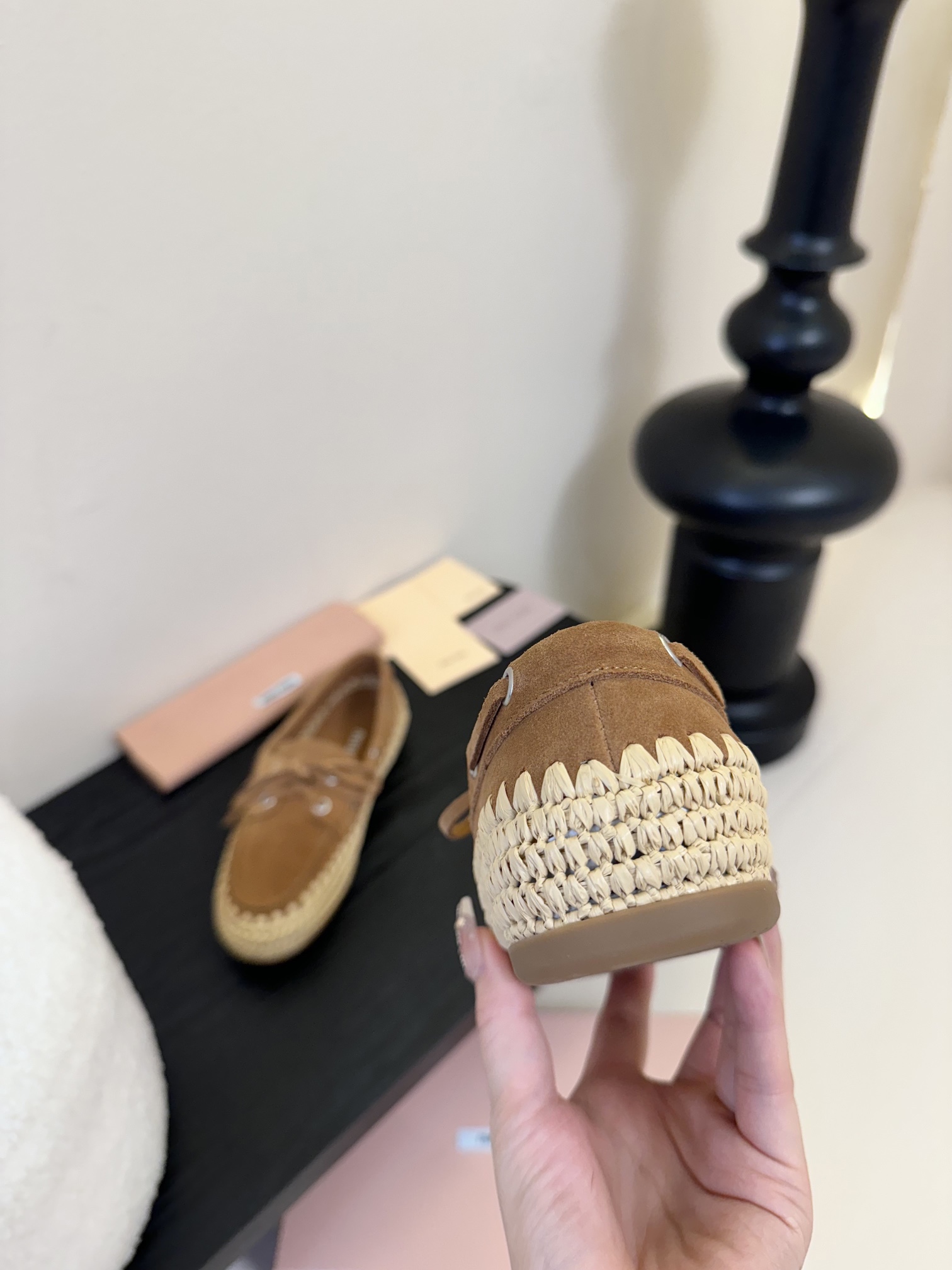 
Miu Miu* 25ss拉菲草编玛丽珍平底单鞋

代购级别 纯手工编织 搭配少女Miu标志 精致又摩