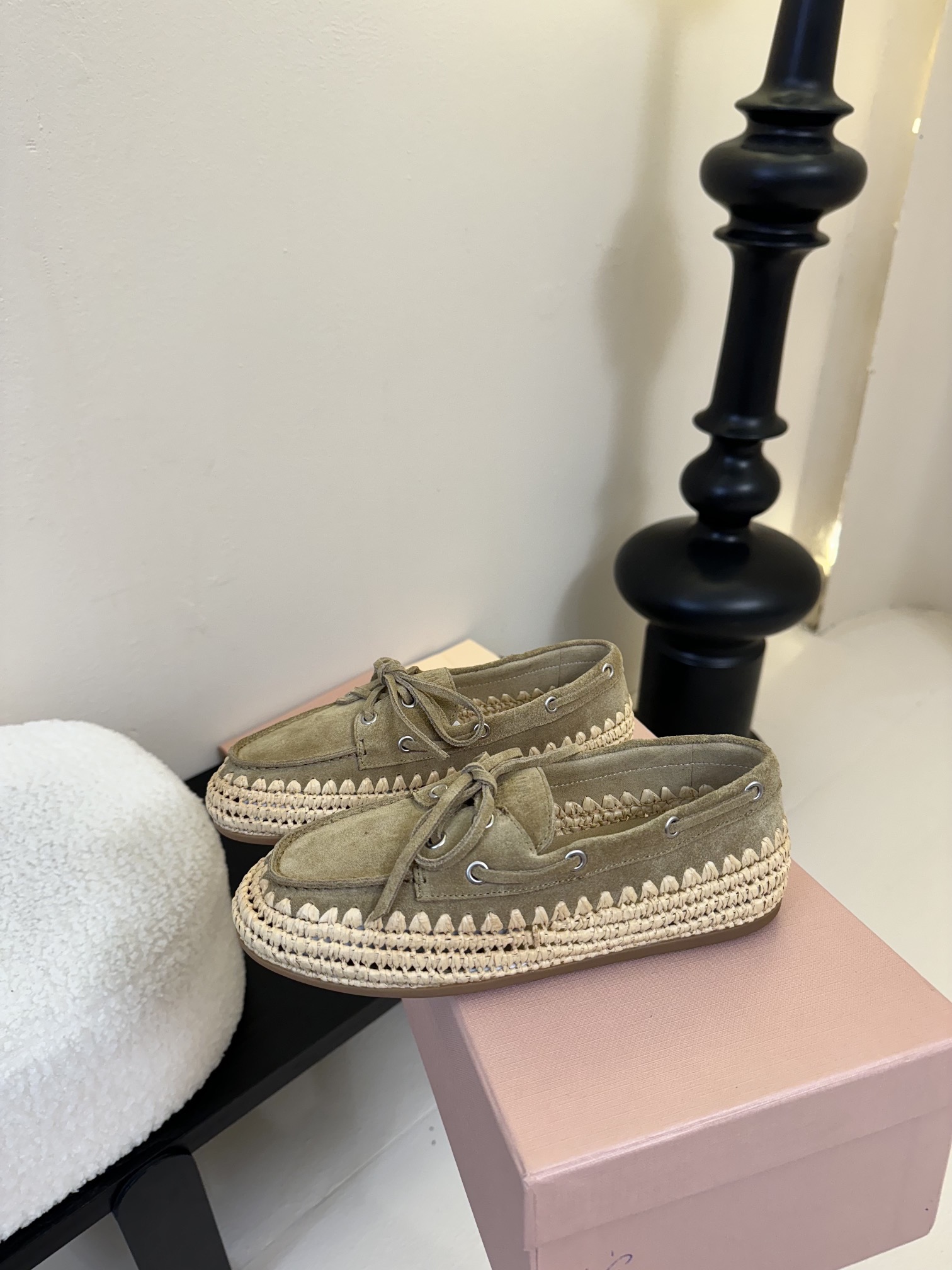 
Miu Miu* 25ss拉菲草编玛丽珍平底单鞋

代购级别 纯手工编织 搭配少女Miu标志 精致又摩