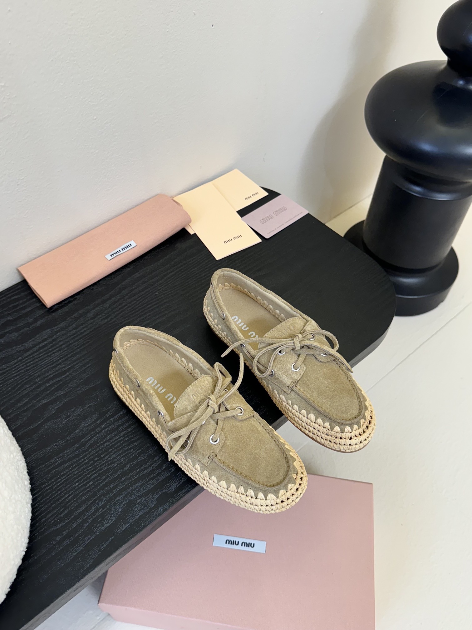 
Miu Miu* 25ss拉菲草编玛丽珍平底单鞋

代购级别 纯手工编织 搭配少女Miu标志 精致又摩